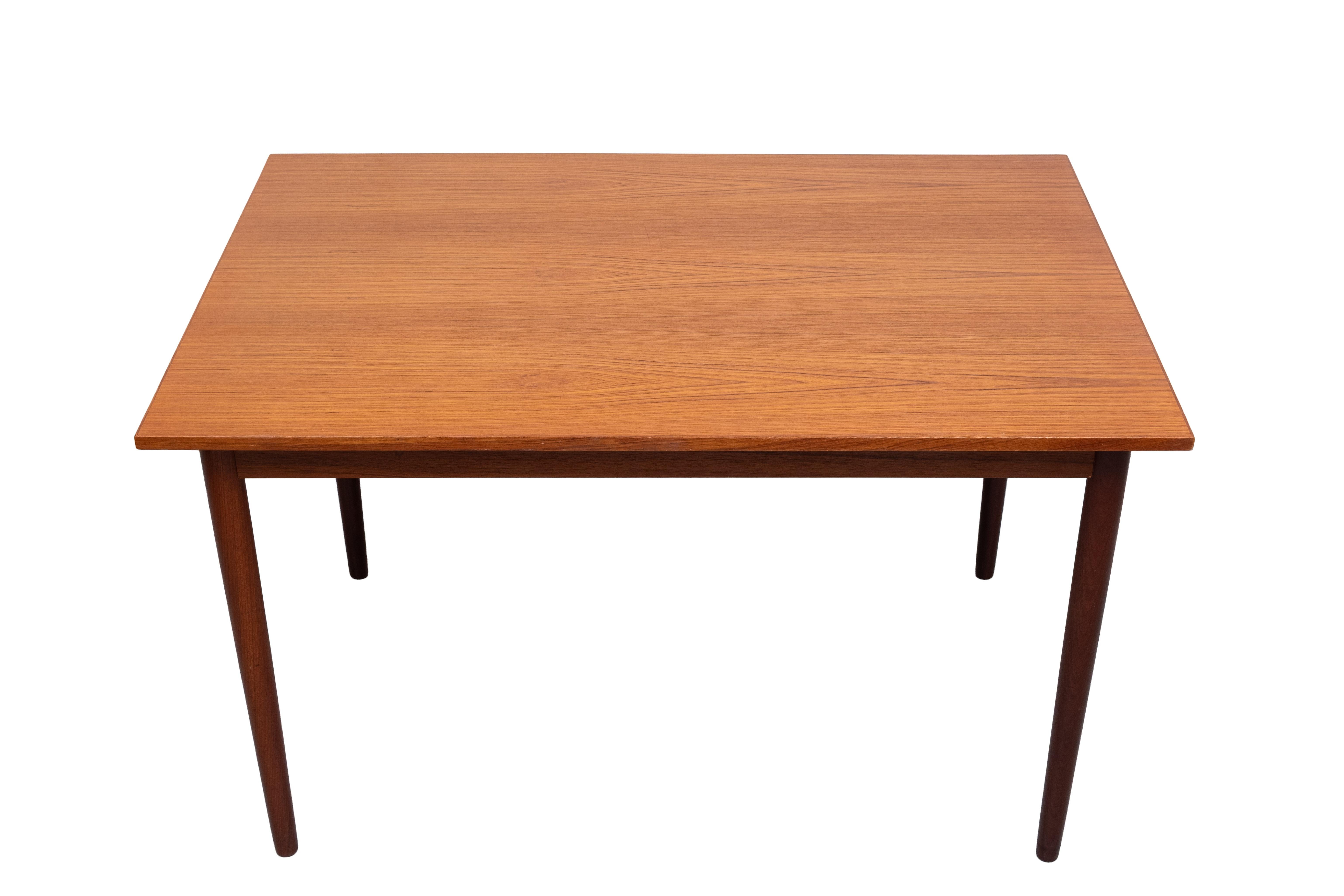 Very nice Teak Dining table .comes with One  extension leaf .
The Legs can be removed . The condition on this Table 
is remarkable good .The top is still in a very good condition .
comes with its lovely Honey color . Width 120 cm /160 cm 