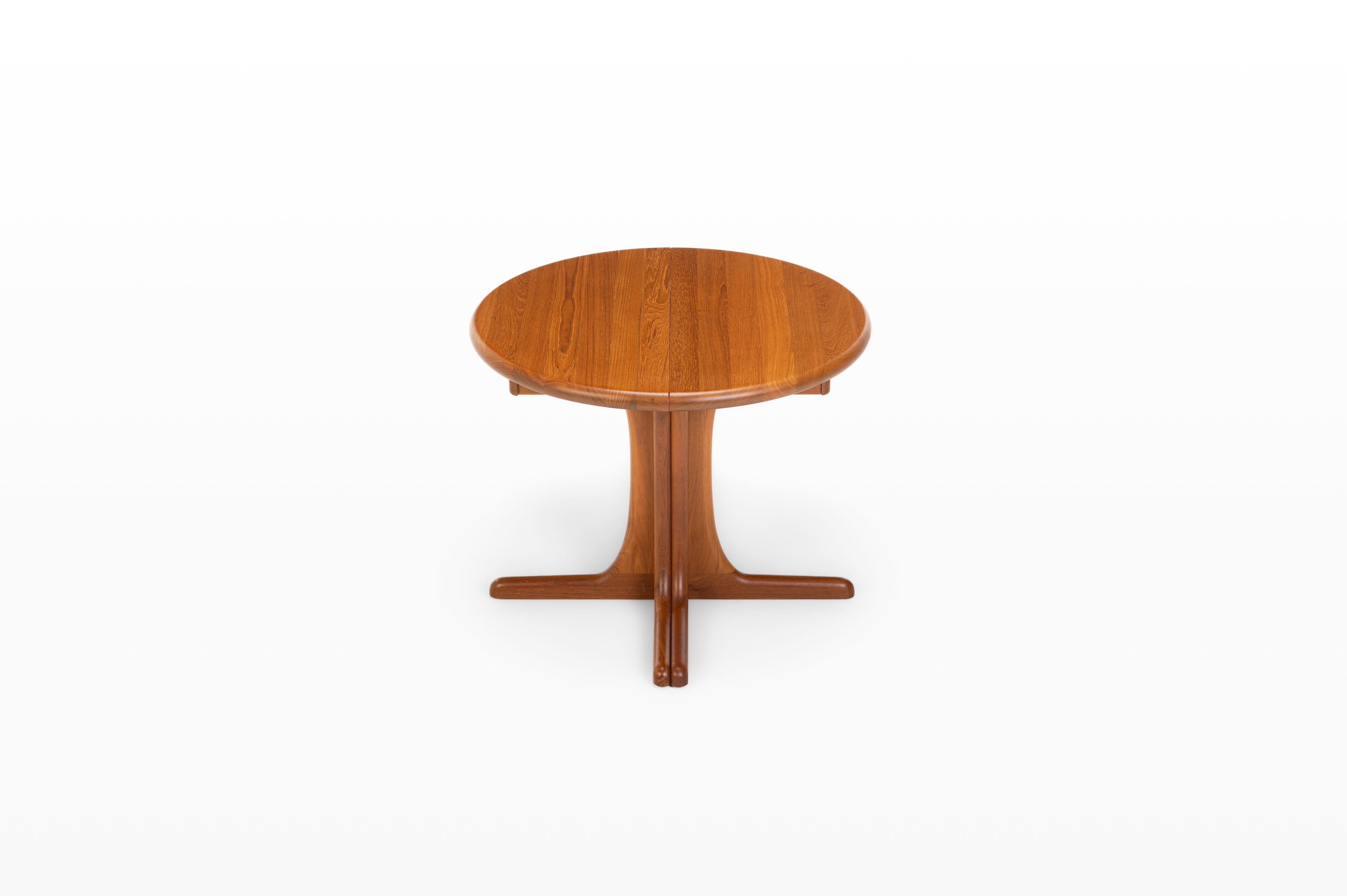 This vintage extendable dining table is manufactured by Dyrlund in Denmark during the 1960s. Made of solid teak wood and is in very good condition. The table can be extended to accommodate more guests.

Dimensions:
W: 90 - 140 - 190 cm
D: 90 cm
H: