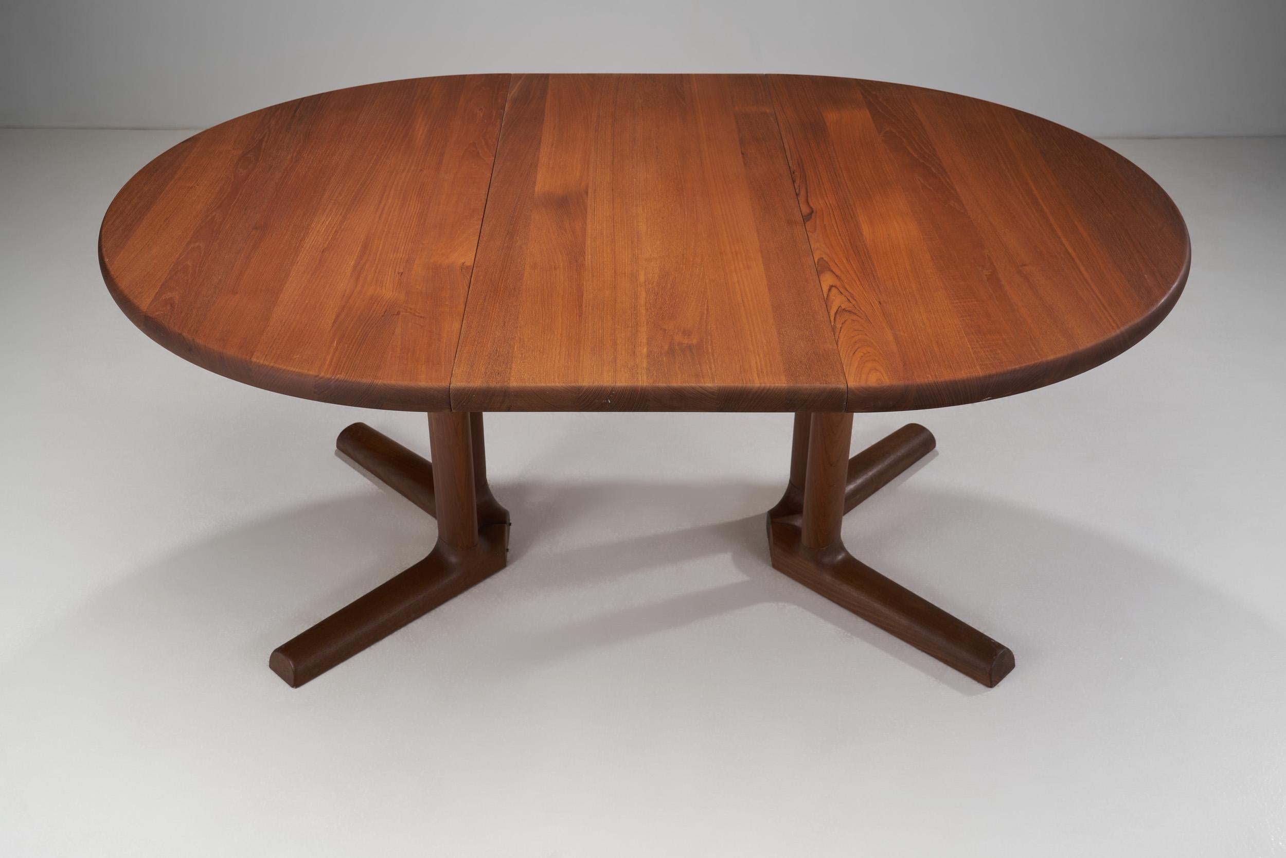 Mid-Century Modern Extendable Teak Dining Table by Dyrlund, Denmark 1960s For Sale