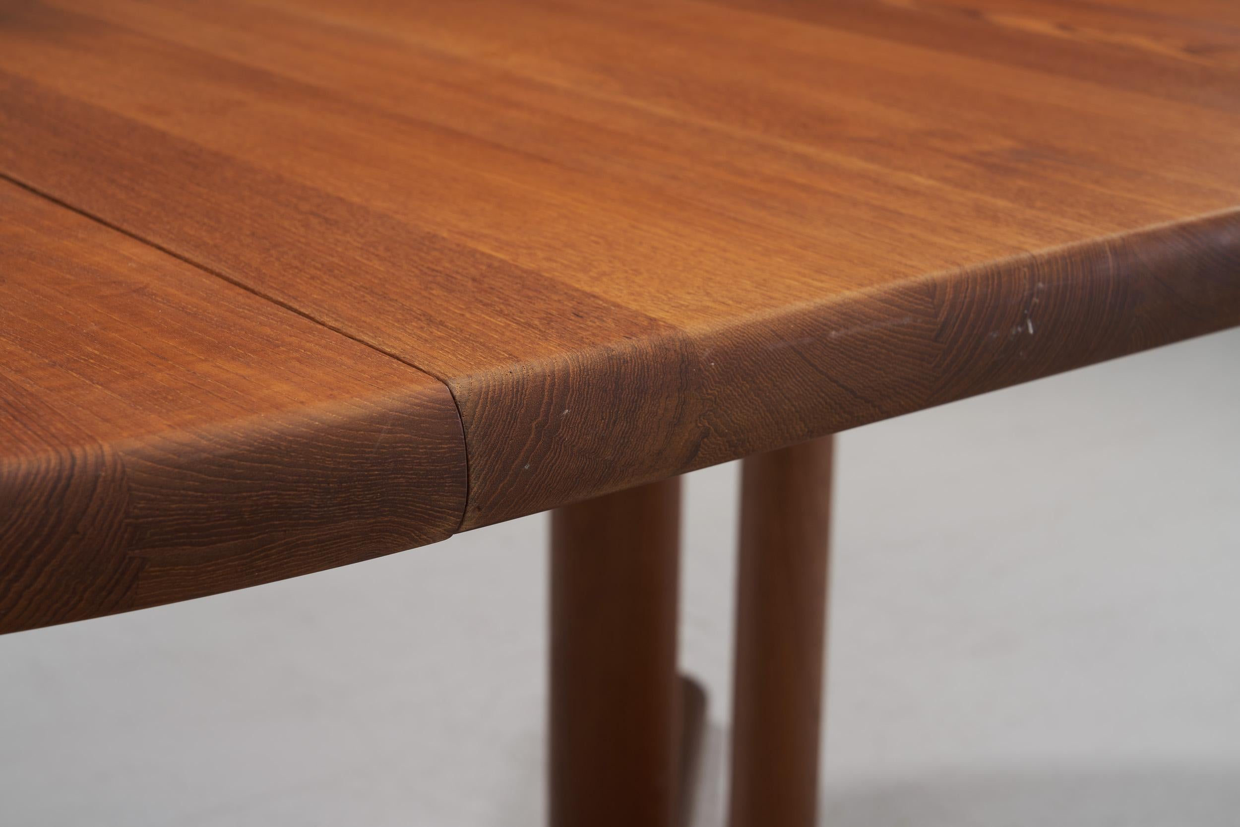 Mid-20th Century Extendable Teak Dining Table by Dyrlund, Denmark 1960s For Sale