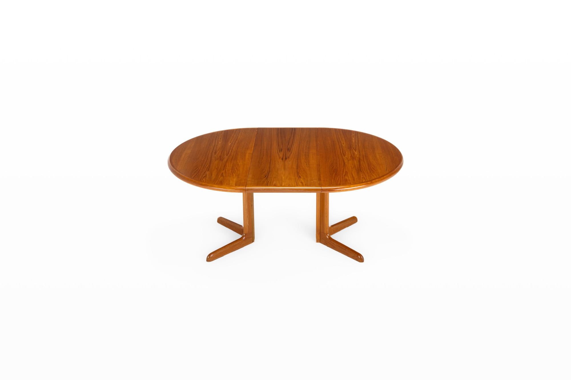 Cette table de salle à manger extensible a été fabriquée par Gudme Møbelfabrik au Danemark dans les années 1960. Fabriquée en bois de teck, elle est en très bon état de restauration. La table peut être rallongée pour accueillir plus