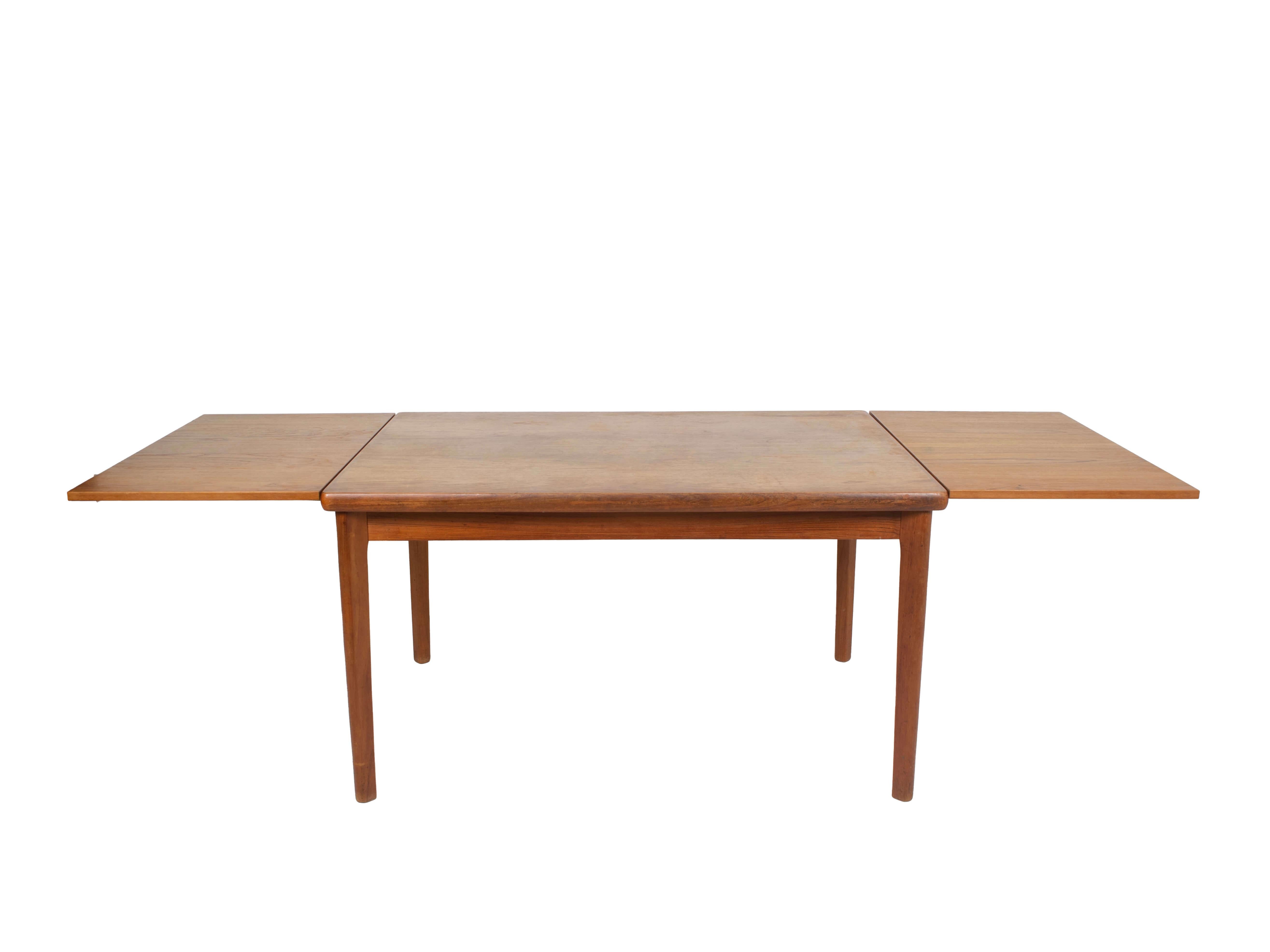 Danois Table de salle à manger à rallonge en teck de Henning Kjaernulf, Danemark, années 1960 en vente