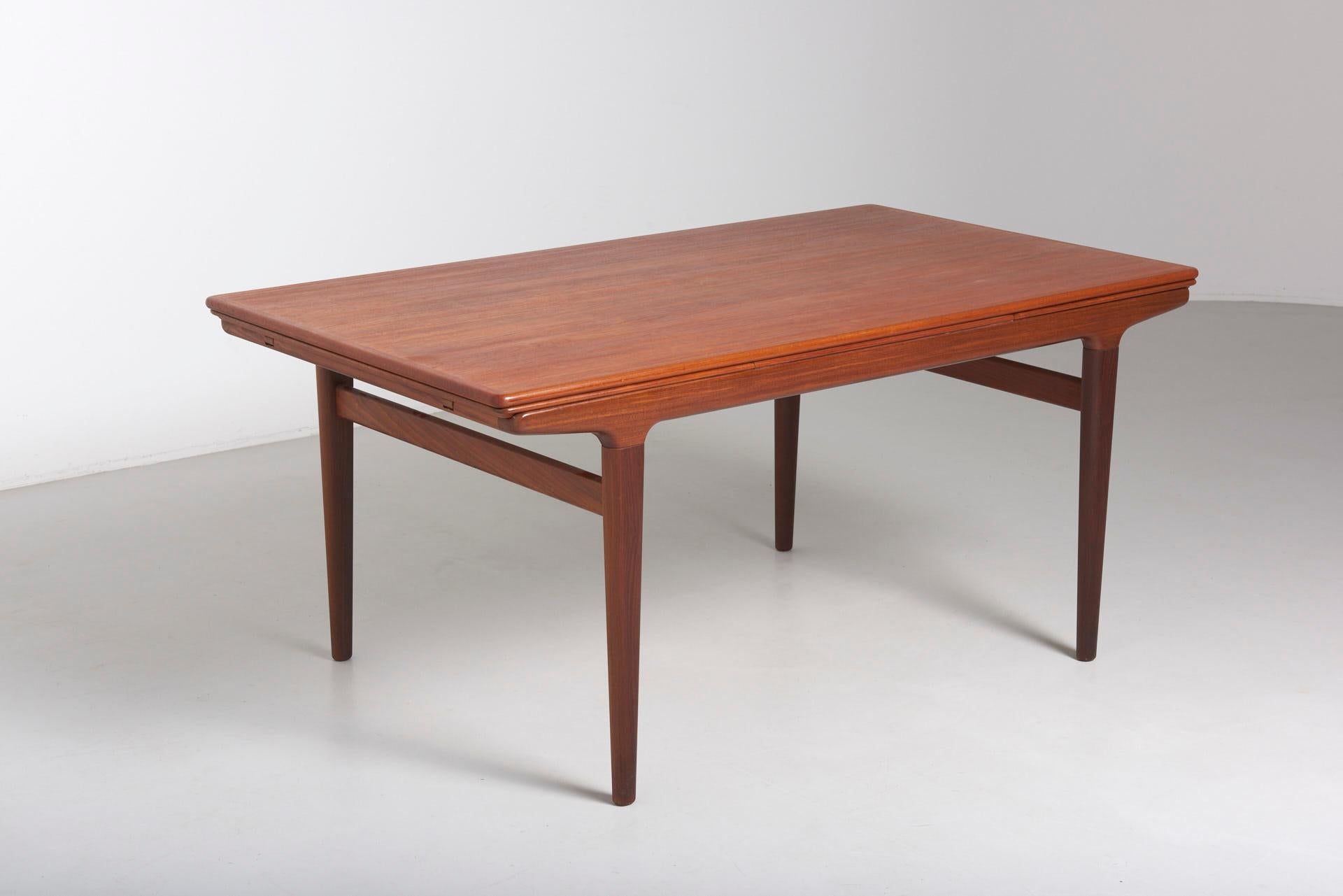 Extendable teak dining table designed by Johannes Andersen and manufactured in Denmark by the Uldum Møbelfabrik in the 1960's. The two extensions enlarge the table with 1 meter, from 1m60 to 2m60. Fully unfolded, the table can serve ten people.