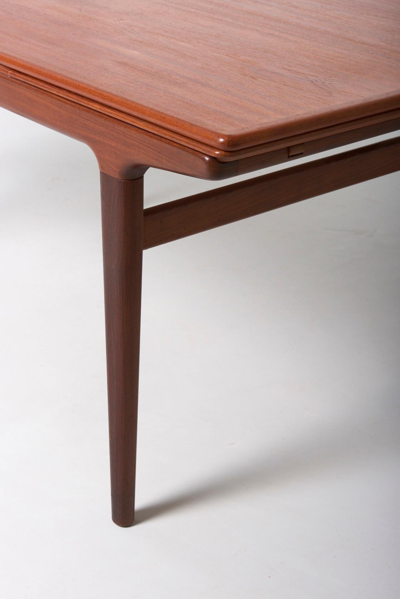 Mid-Century Modern Extendable Teak Dining Table by Johannes Andersen for Uldum Møbelfabrik