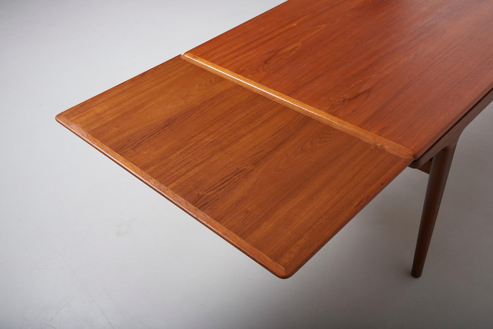 Mid-20th Century Extendable Teak Dining Table by Johannes Andersen for Uldum Møbelfabrik