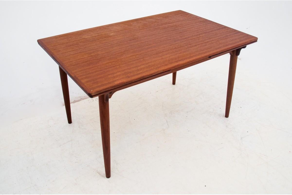 Teak table produced in Denmark in the 1960s
Very good condition, currently during renovation.
Wood: teak
Dimensions:
Height 73 cm, length 135 cm, length after unfolding 238 cm, depth 88 cm.