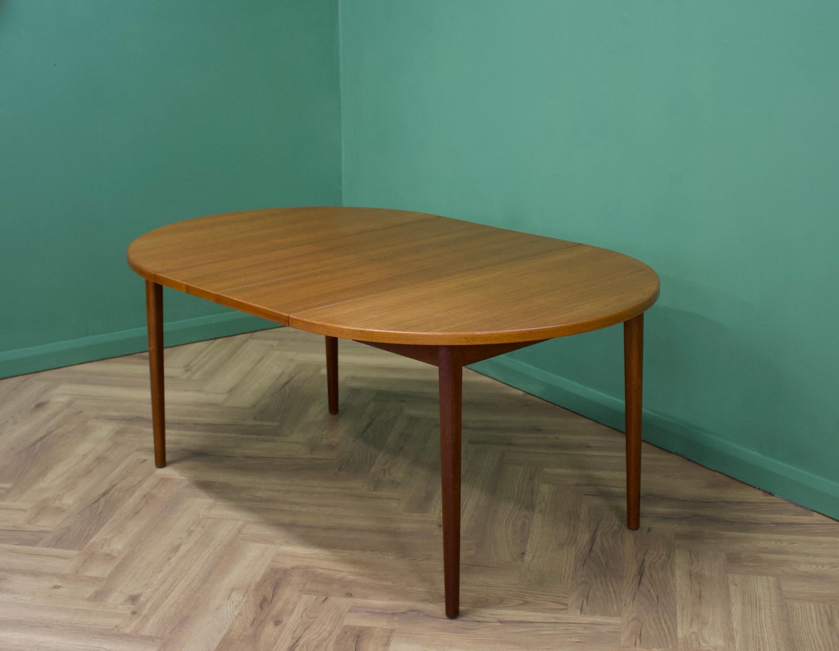 - Midcentury round extending dining table from Troeds
- Made from teak and teak veneer
- Extended width 170 cm.