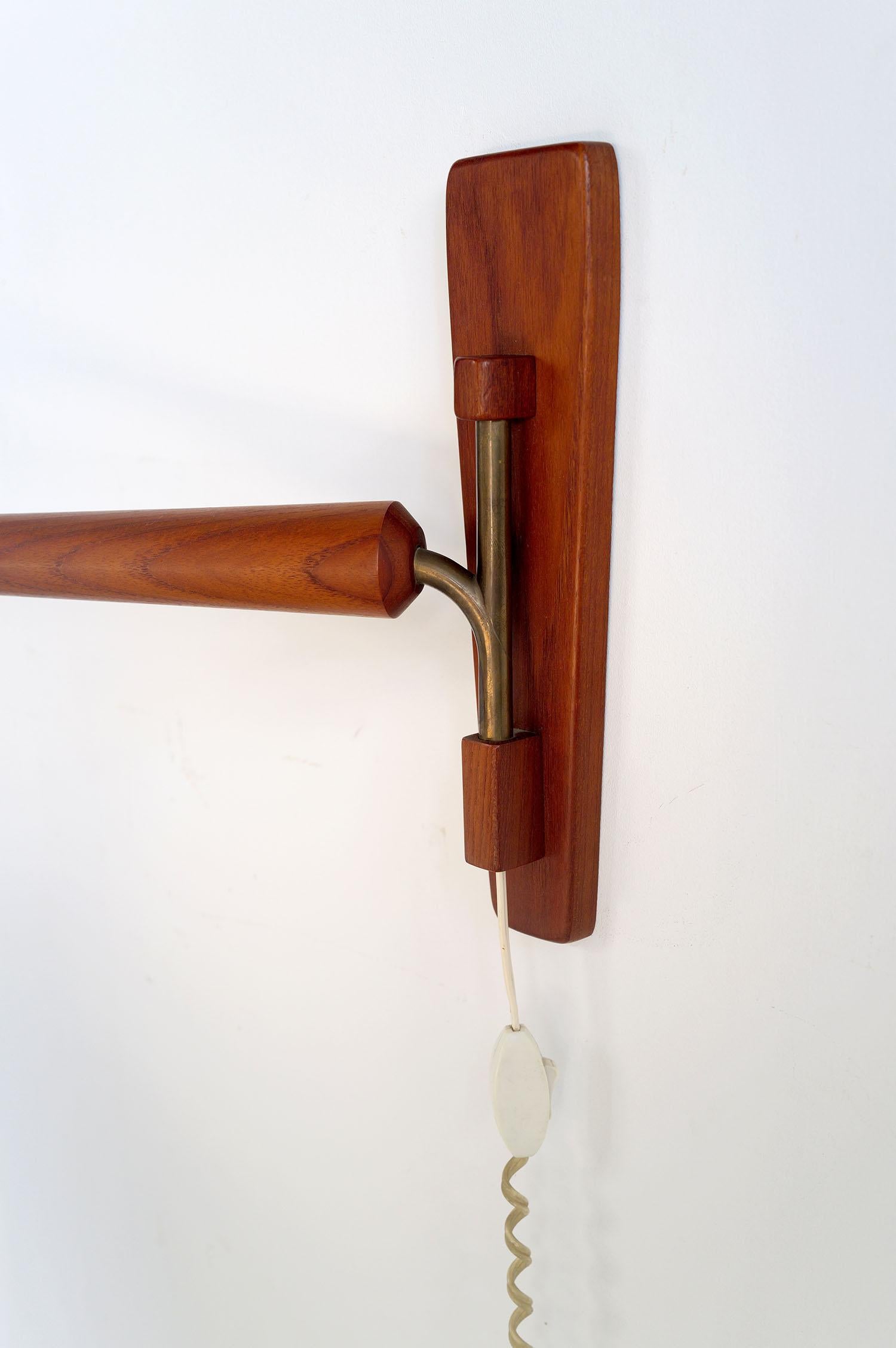 Mid-Century Modern Extendable teak wall lamp, 1960 For Sale