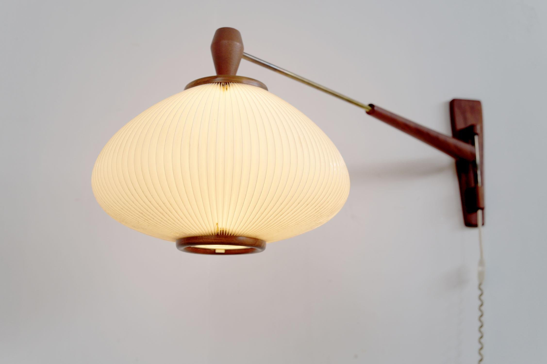 Extendable teak wall lamp, 1960 For Sale 1