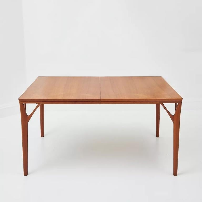 Excepcional y poco común mesa de comedor extensible de teca 