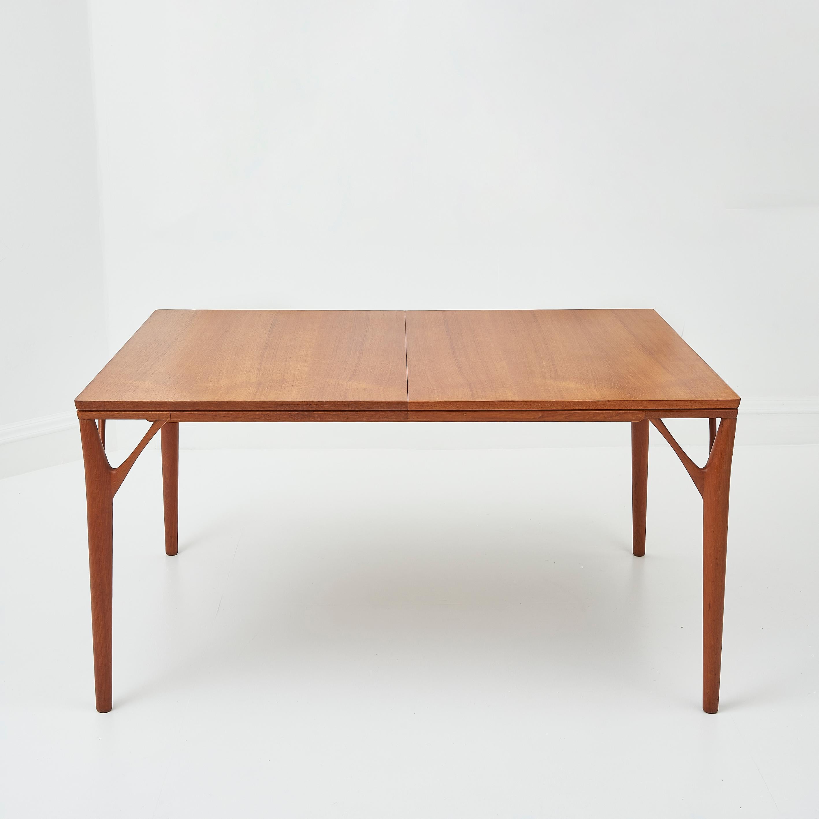 Ausziehbarer 'Tree Leg' Esstisch aus Teakholz, entworfen von Willy Sigh für H. Sigh & Søn (Moderne der Mitte des Jahrhunderts) im Angebot