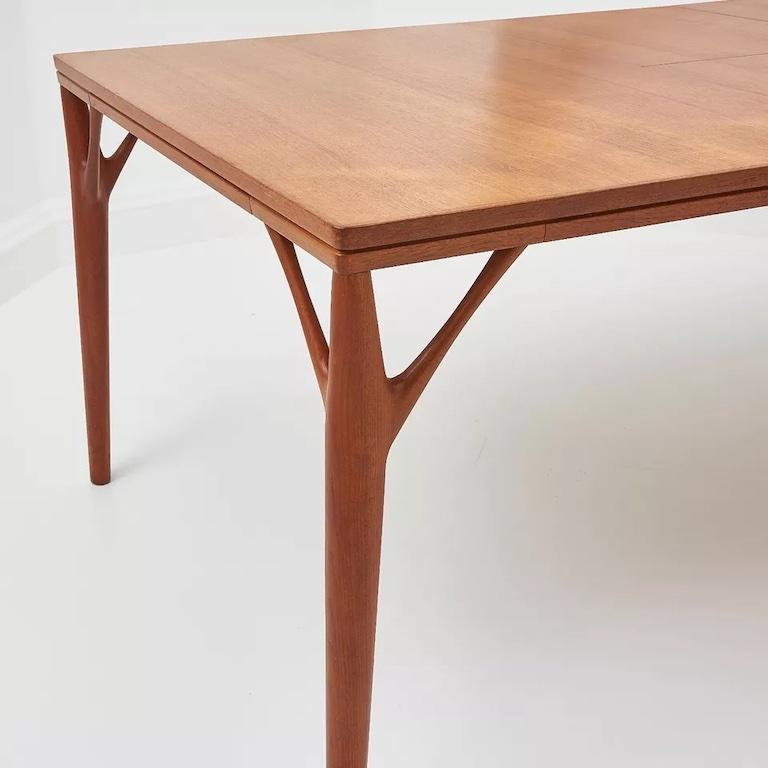 Mesa de comedor extensible de teca 