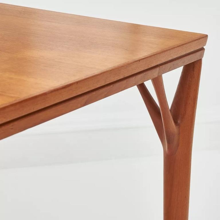 Mesa de comedor extensible de teca 