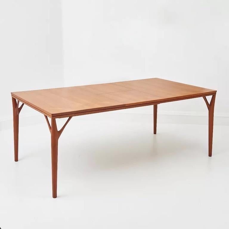Mesa de comedor extensible de teca 