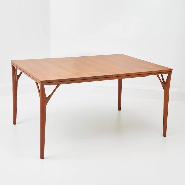 Mesa de comedor extensible de teca 