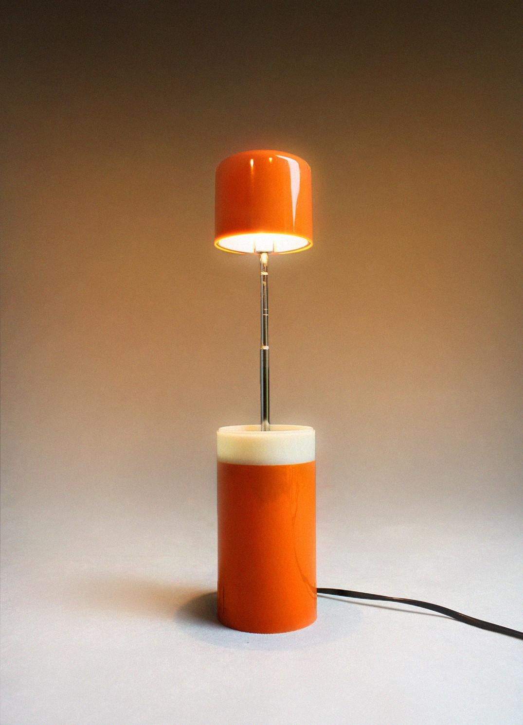 This entertaining extendable desk lamp is an addition to your interior. The orange color paired with the design makes this retro lamp fall within the space age style. The easy system allows you to adjust the desk lamp in terms of light or direction
