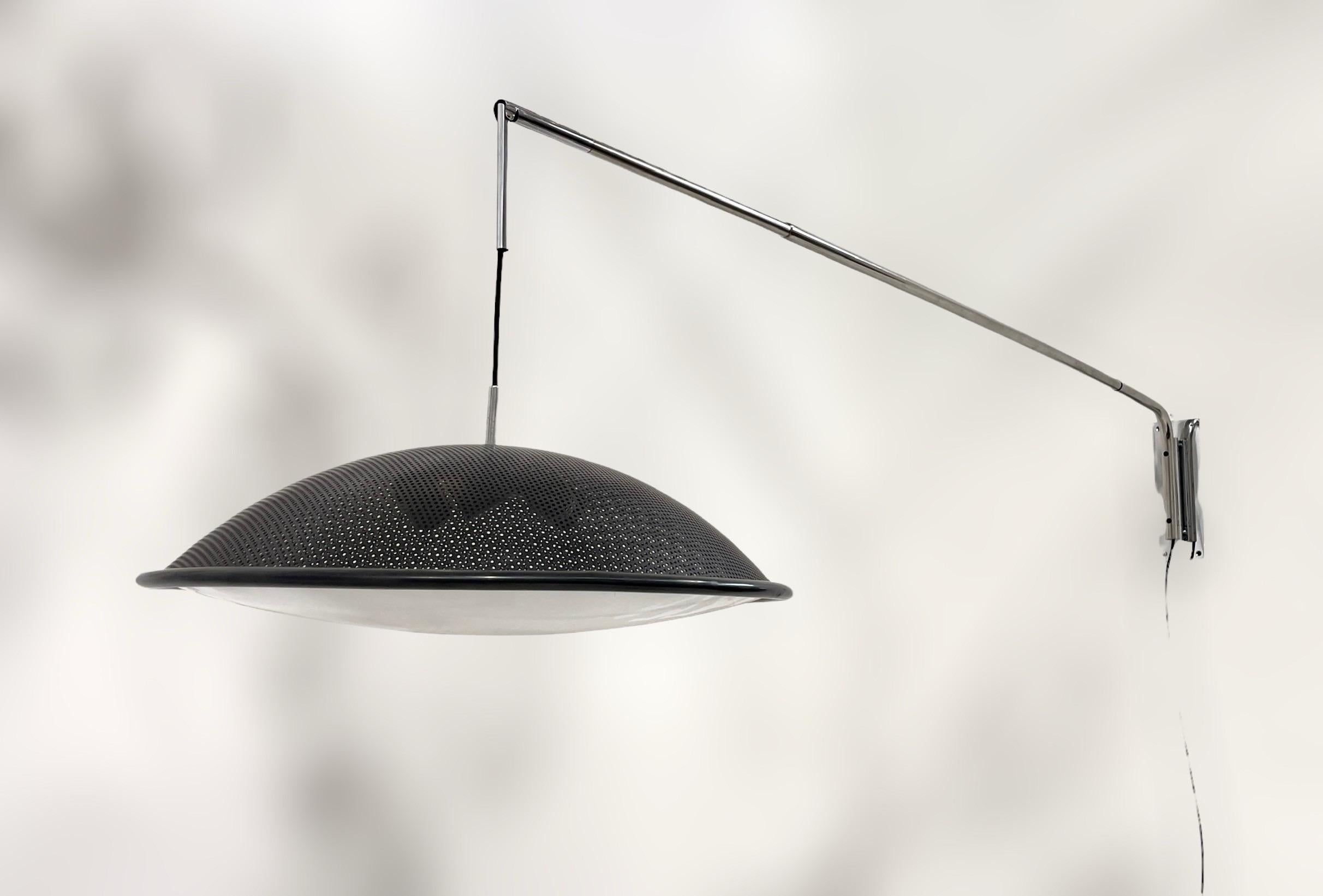 Extendable wall lamp in chrome-plated metal, painted iron with perspex diffuser designed by Franco Mirenzi and produced by Valenti, 1970s.
Max. length 300 cm (118