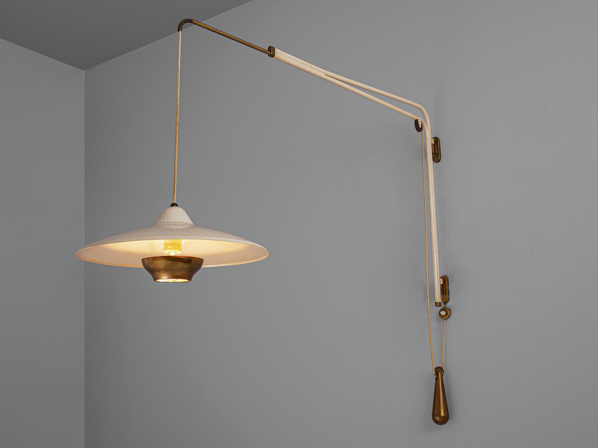 Franco Buzzi for O-Luce, wall light model B3, brass and aluminum, Italy, 1950s.

Exceptional Italian wall-mounted wall-light B3 by Franco Buzzi for O-Luce from the 1950s. This unique piece is extendable and adjustable in high due the use of an