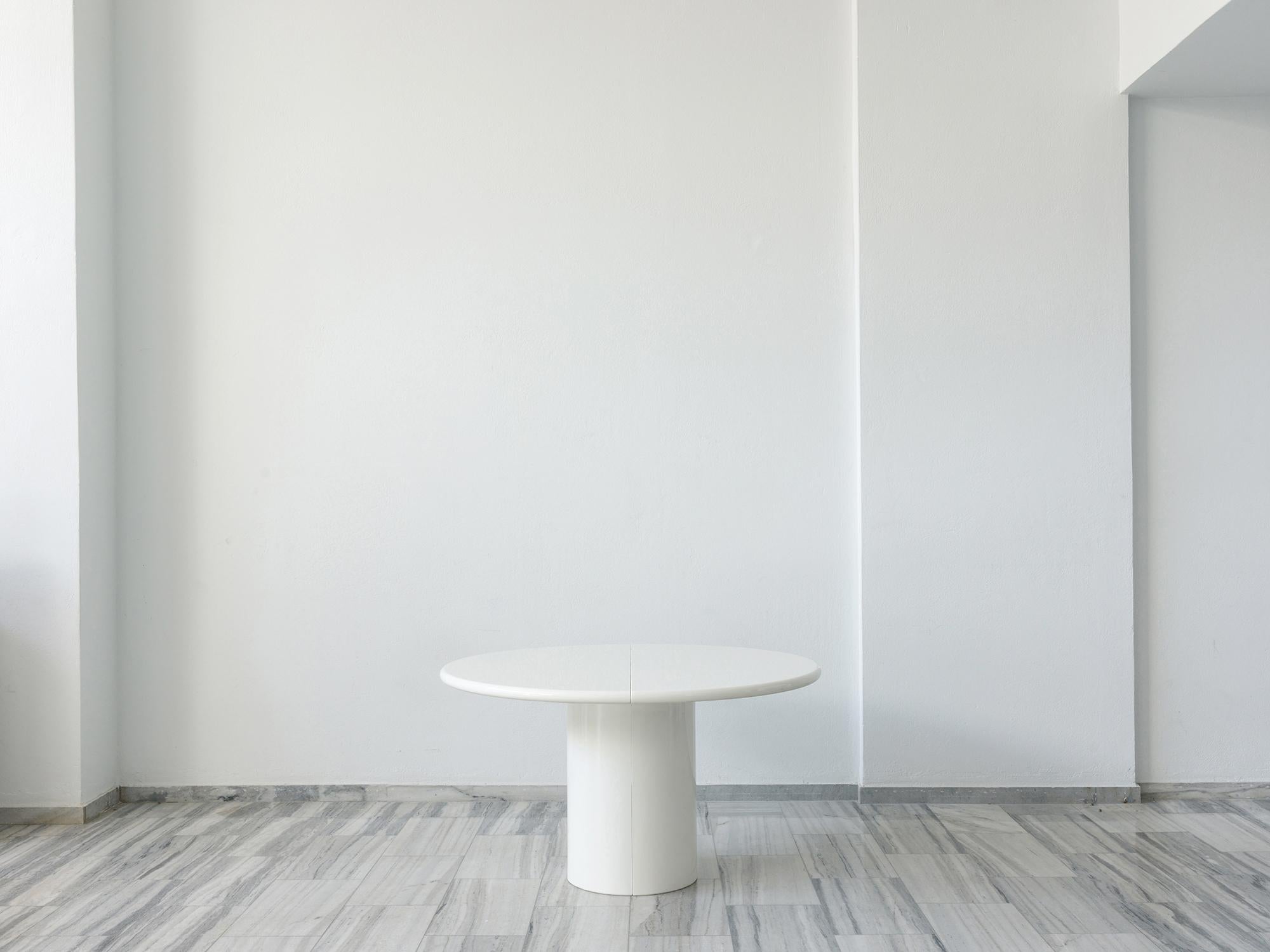 Stunning super long extendable dining table in white lacquer.
The min. dimensions are 100 cm diameter as a round table and the max length is up to 300 cm.
Beautiful and elegant! (thechairas are not included in the price)
