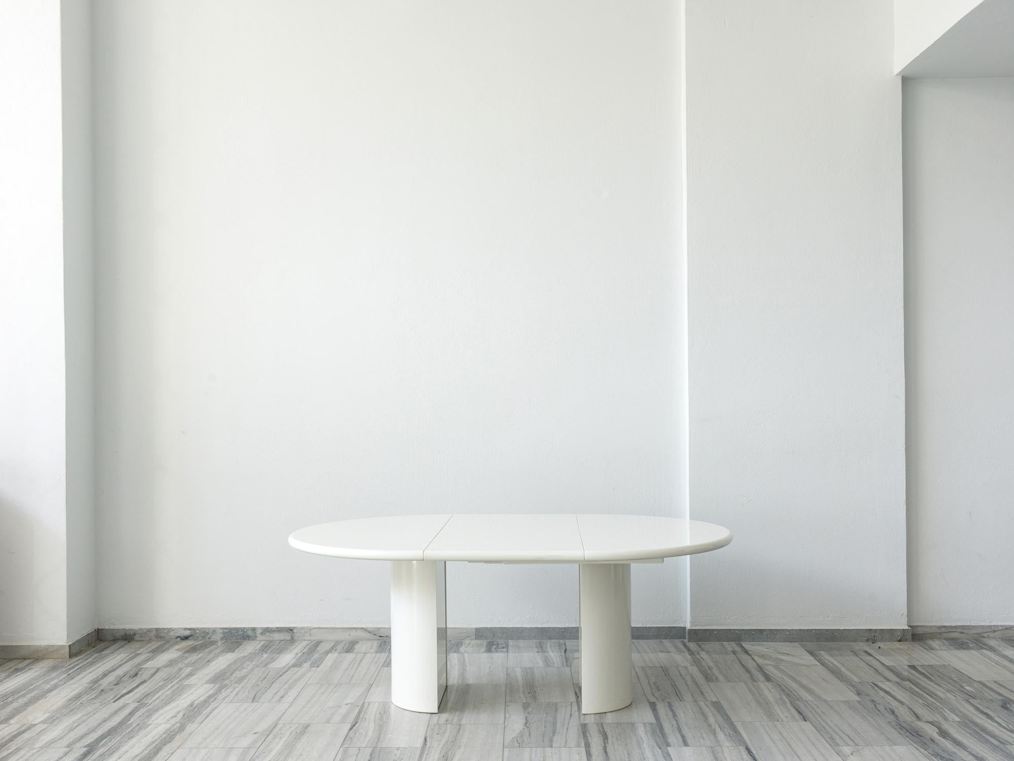 Post-Modern Extendable white lacquered dining table, 1970s For Sale