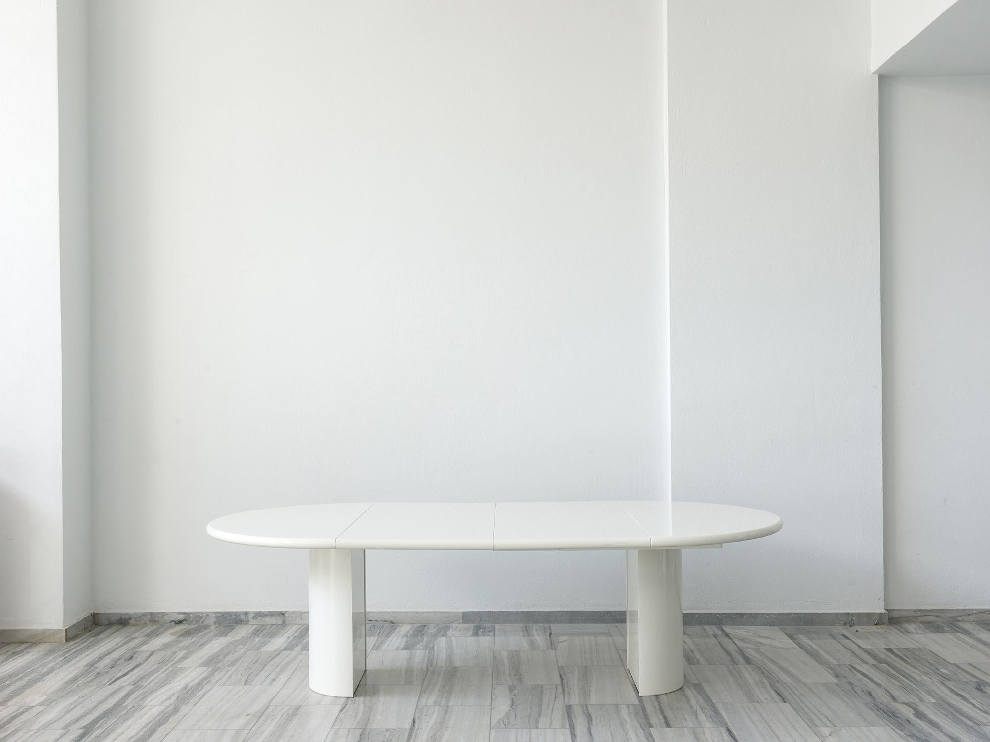 Italian Extendable white lacquered dining table, 1970s For Sale
