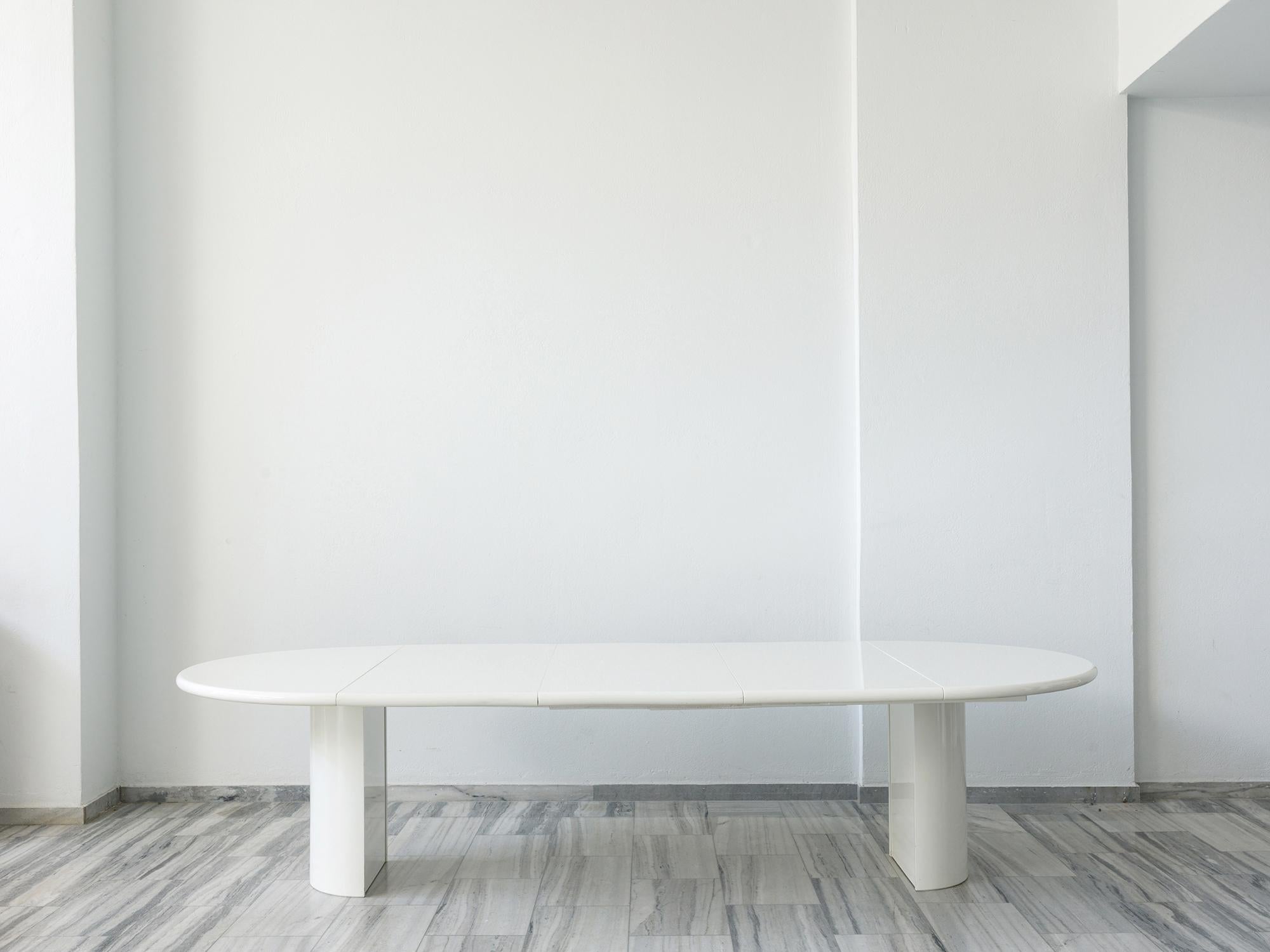 Extendable white lacquered dining table, 1970s In Good Condition For Sale In Athens, Attiki