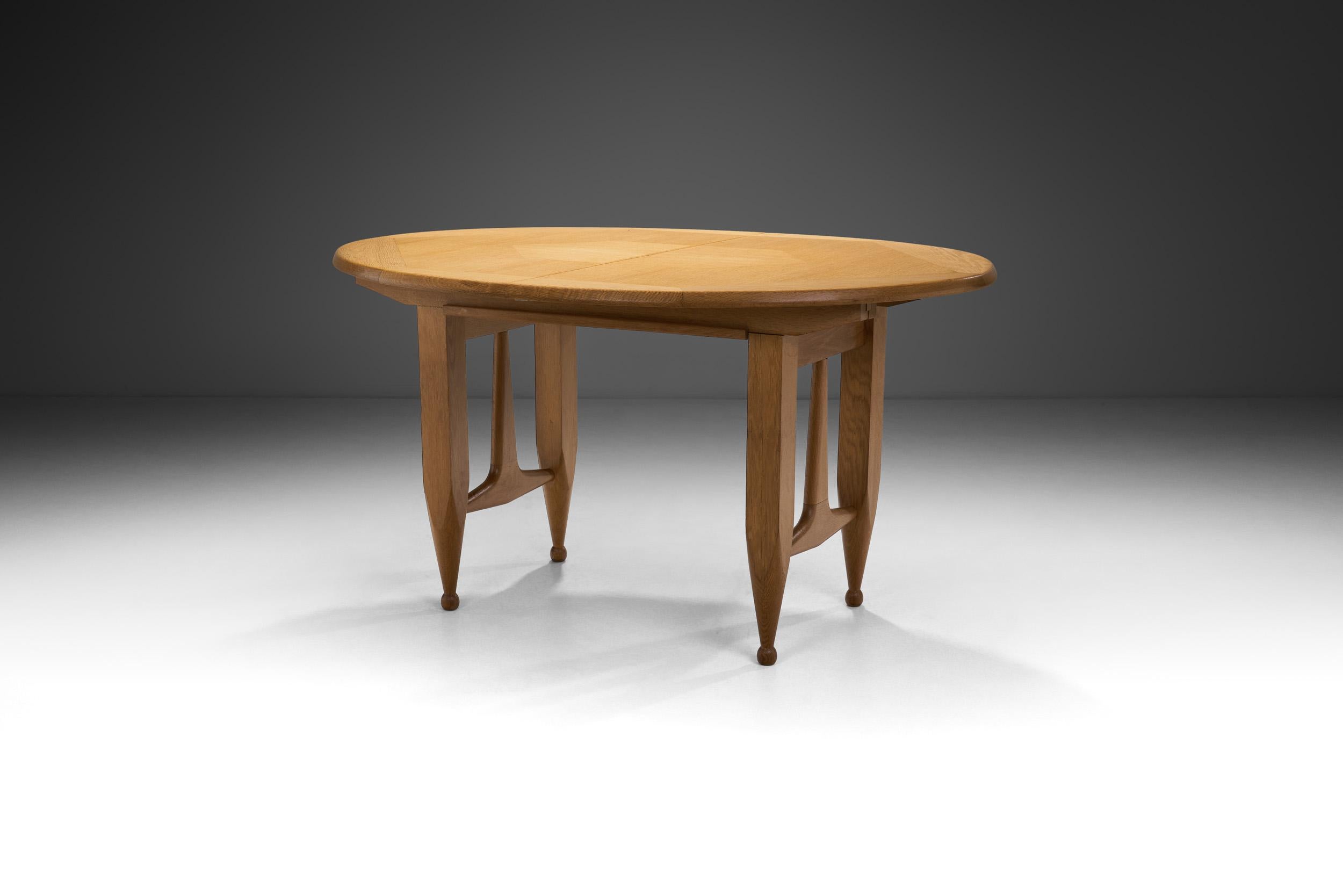 Mid-Century Modern Table de salle à manger extensible en bois et placage de Guillerme et Chambron, France, années 1960 en vente