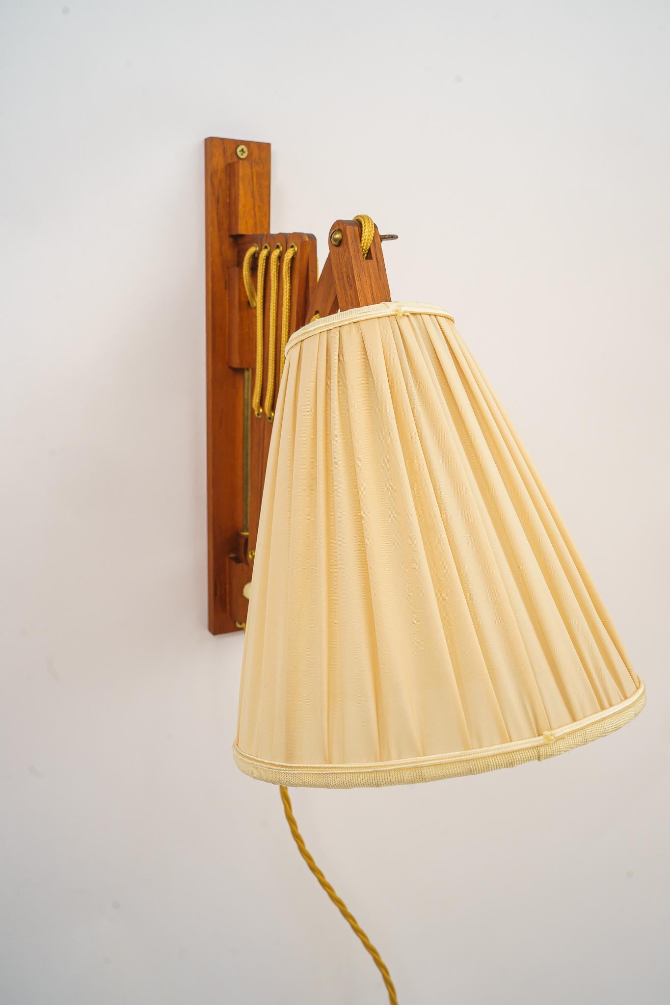 Extendable from 25cm up to 90cm
Original condition
The shade is replaced ( new ).