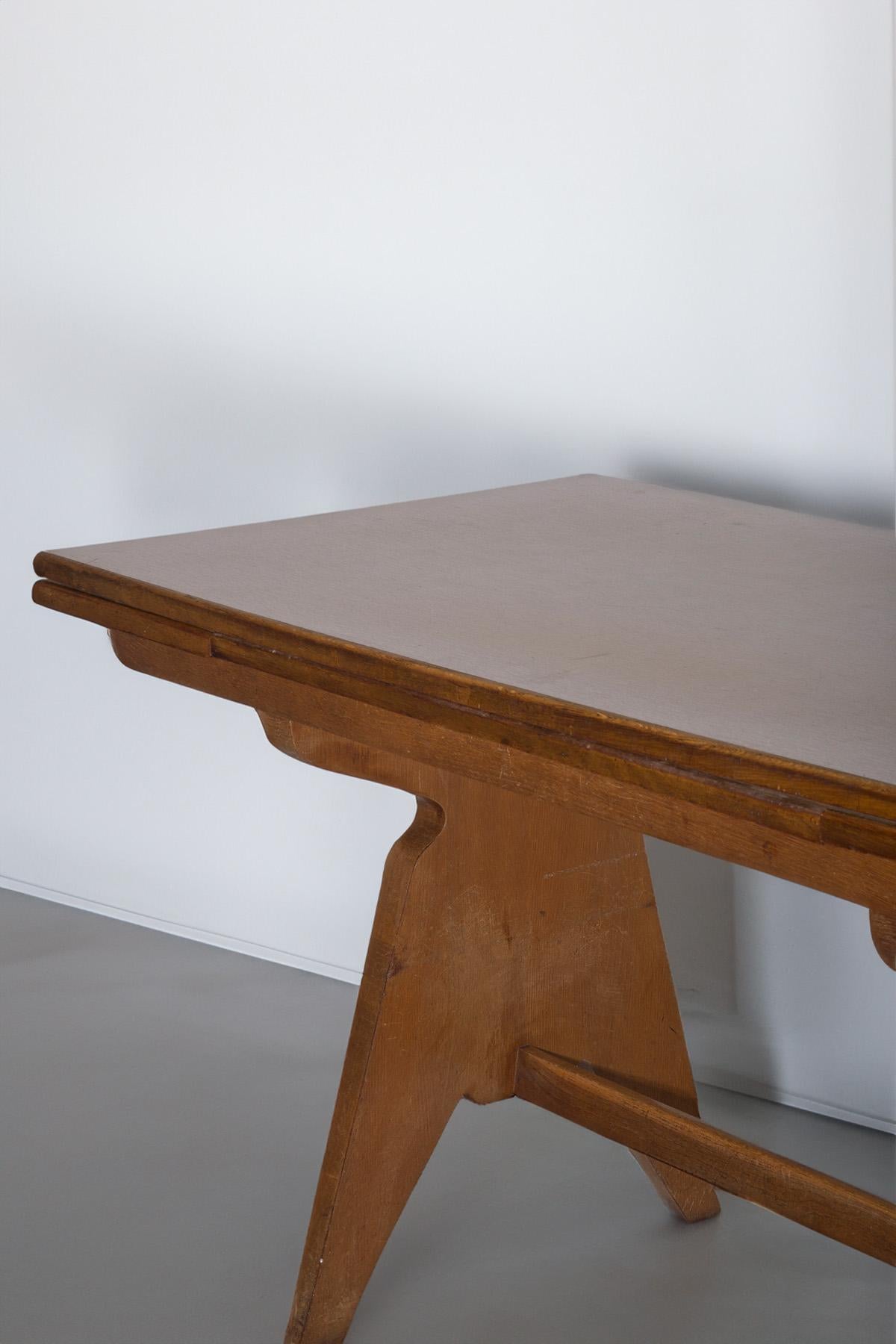 Dieser ausziehbare Tisch aus den 1950er Jahren ist ein echtes Beispiel für italienisches Design aus dieser Zeit. Mit seinen klaren geometrischen Linien und seiner funktionalen Ästhetik stellt er die perfekte Mischung aus Form und Zweckmäßigkeit dar,