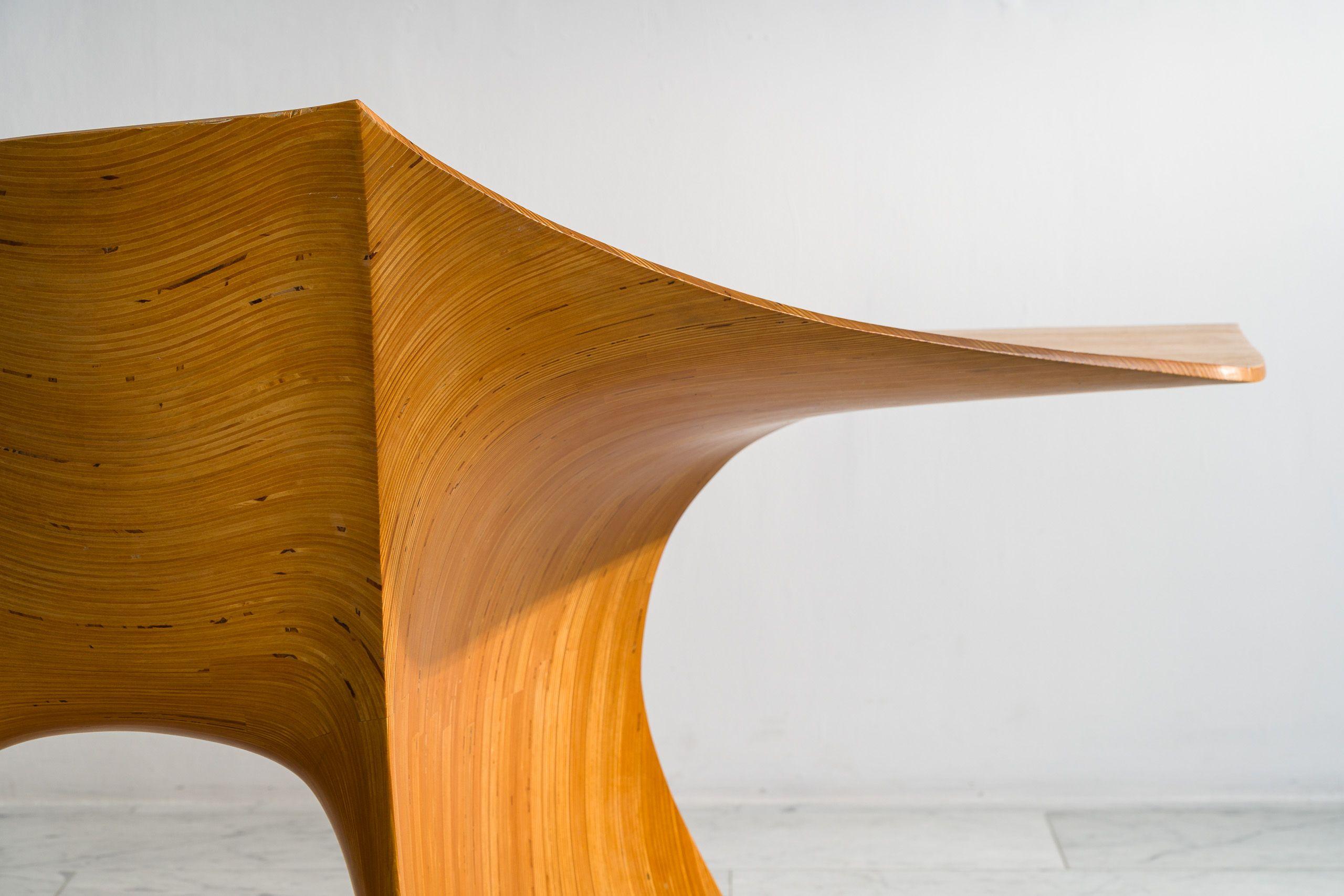 Jack Rogers Hopkins (1920-2006) è stato una figura fondamentale nel Movimento del FORM Design Studio della California alla fine degli anni '60, sostenendo la necessità di forme più scultoree, naturali e libere nei mobili. I suoi pezzi in legno