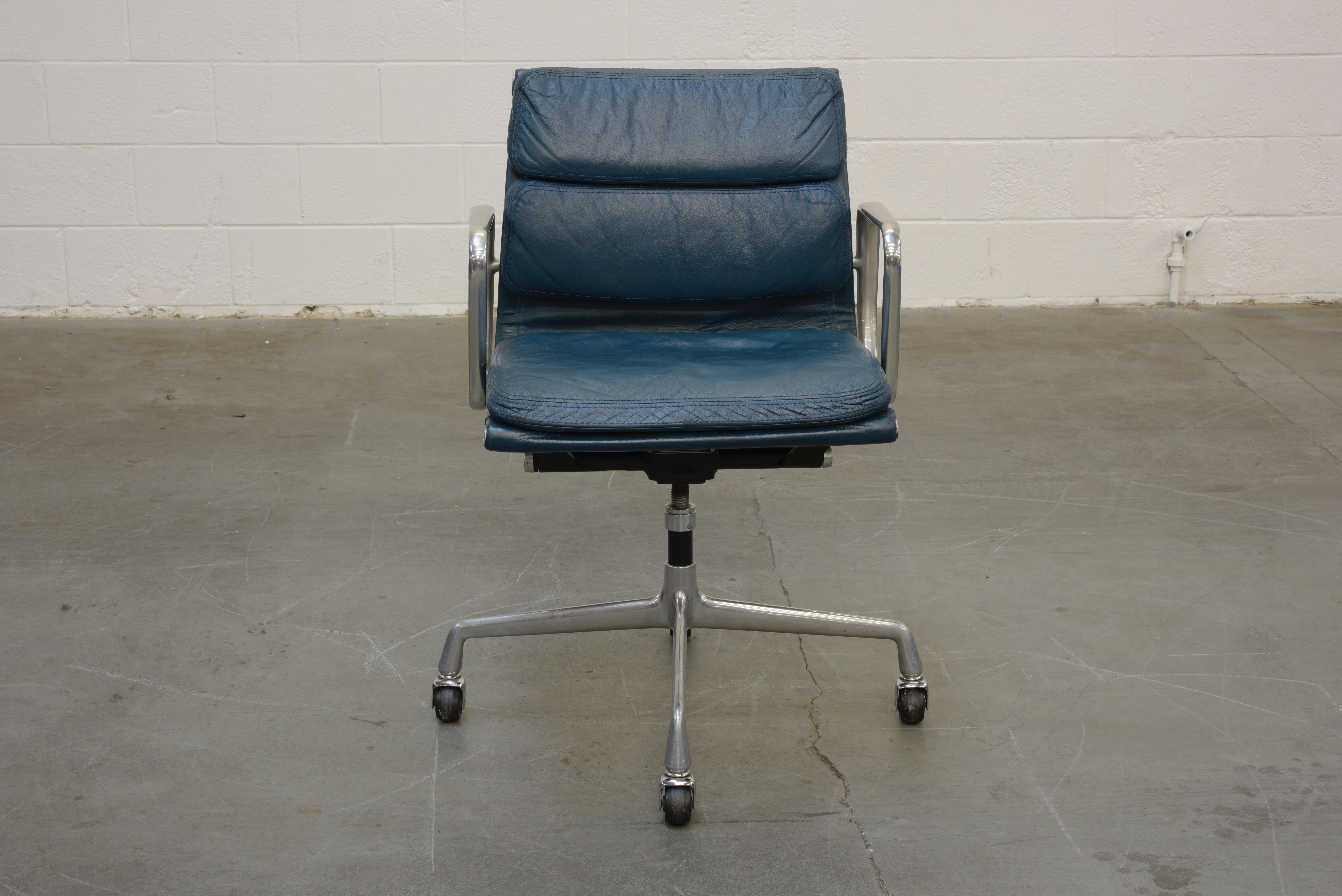 A collectible and sought after Early Production blue leather 'Soft Pad' management desk chair from the Aluminum Group line, designed by Charles and Ray Eames for Herman Miller. Featuring its original ocean blue color leather upholstery over original