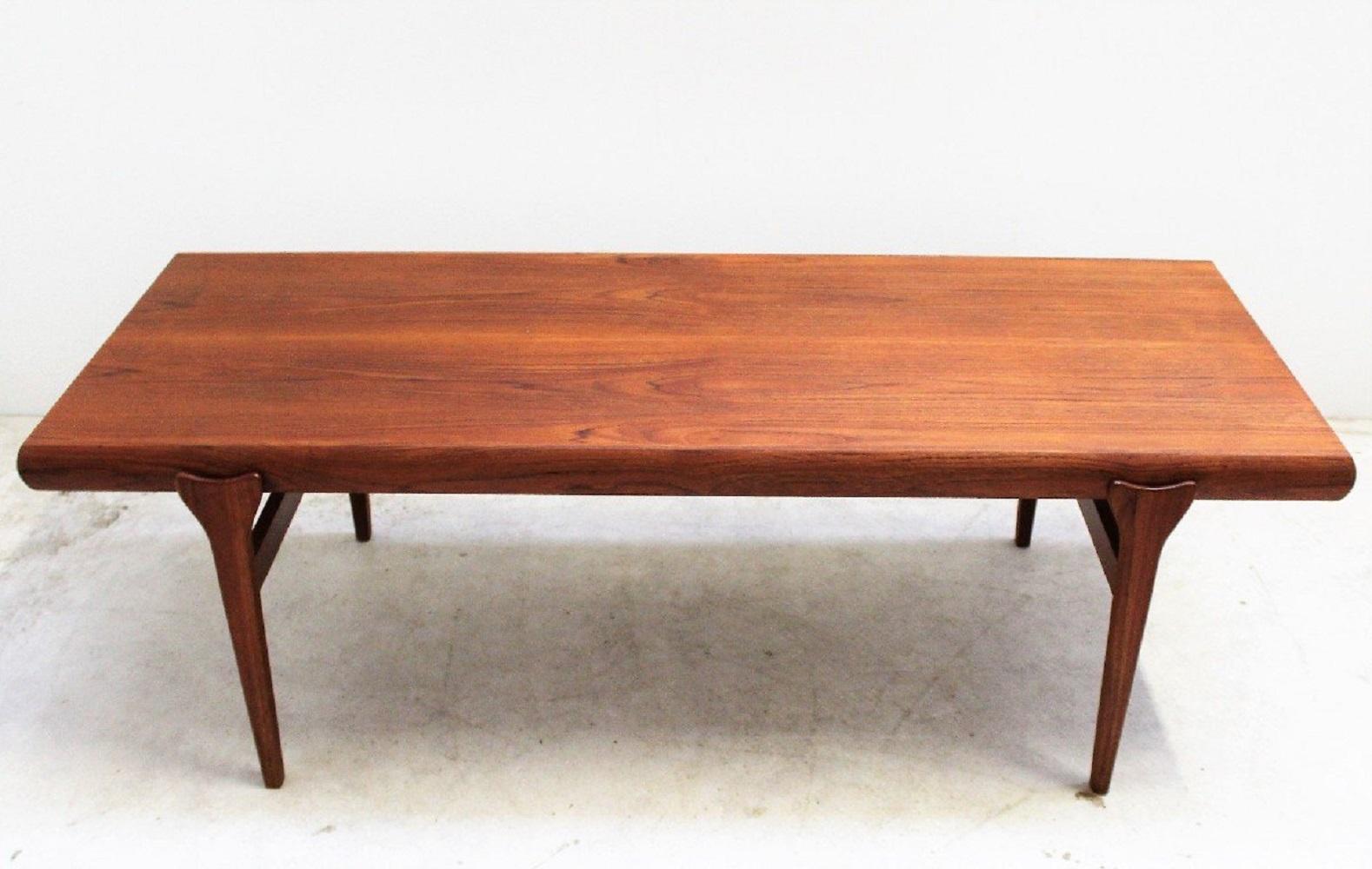 Extendible Scandinavian Table by J. Andersen. 60s In Good Condition In Brussels , BE