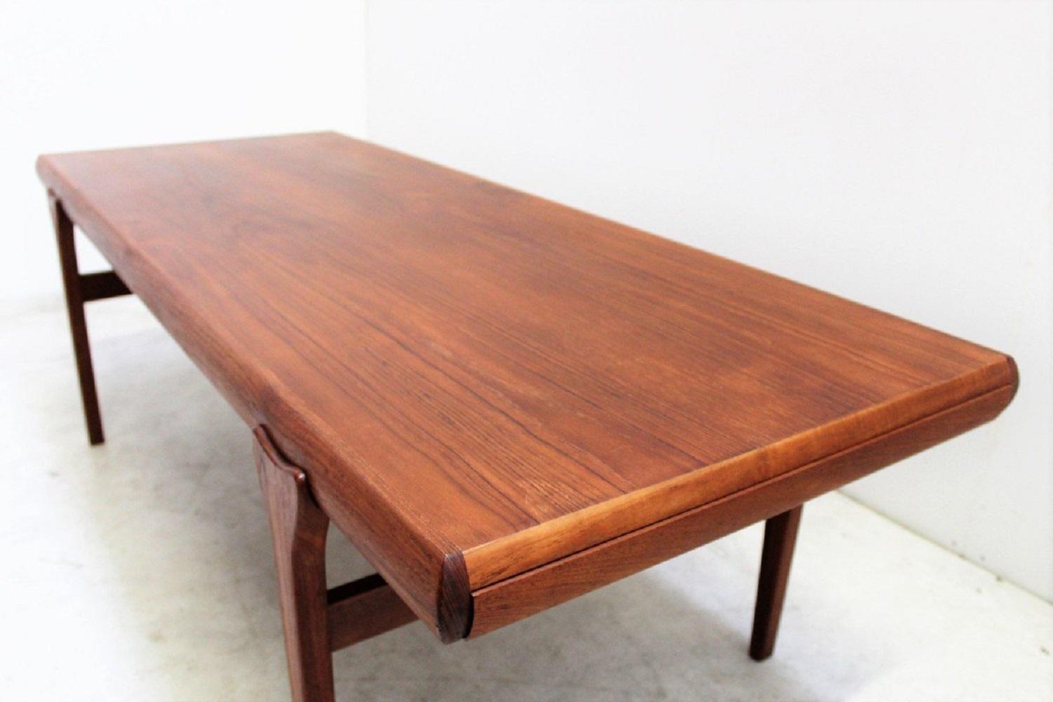 Wood Extendible Scandinavian Table by J. Andersen. 60s