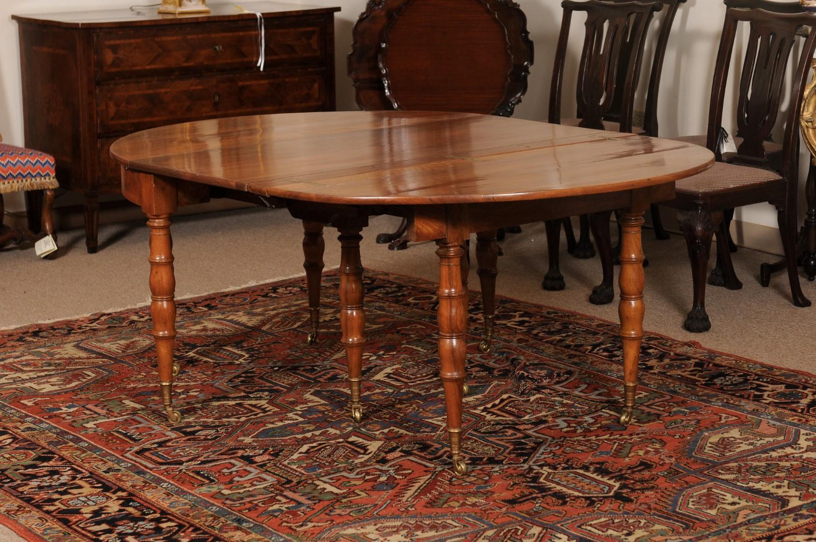 Table de salle à manger à rallonge en bois fruitier français du 19e siècle avec 3 abattants et roulettes en laiton en vente 3