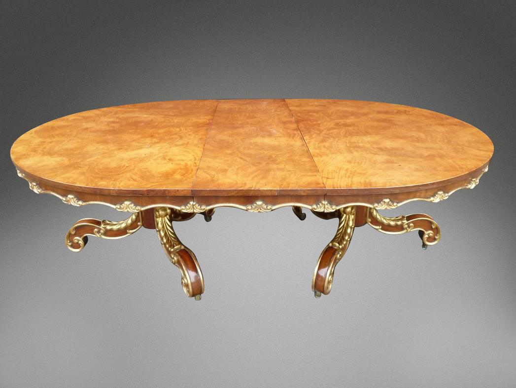 Extending Burr Oak Dining table circa 1845.

Dimensions: 
Width: 5'/152 cm 
Length: 7'6''/224 cm
Height: 30''/76 cm
It shuts down to a small oval 6'/182 cm