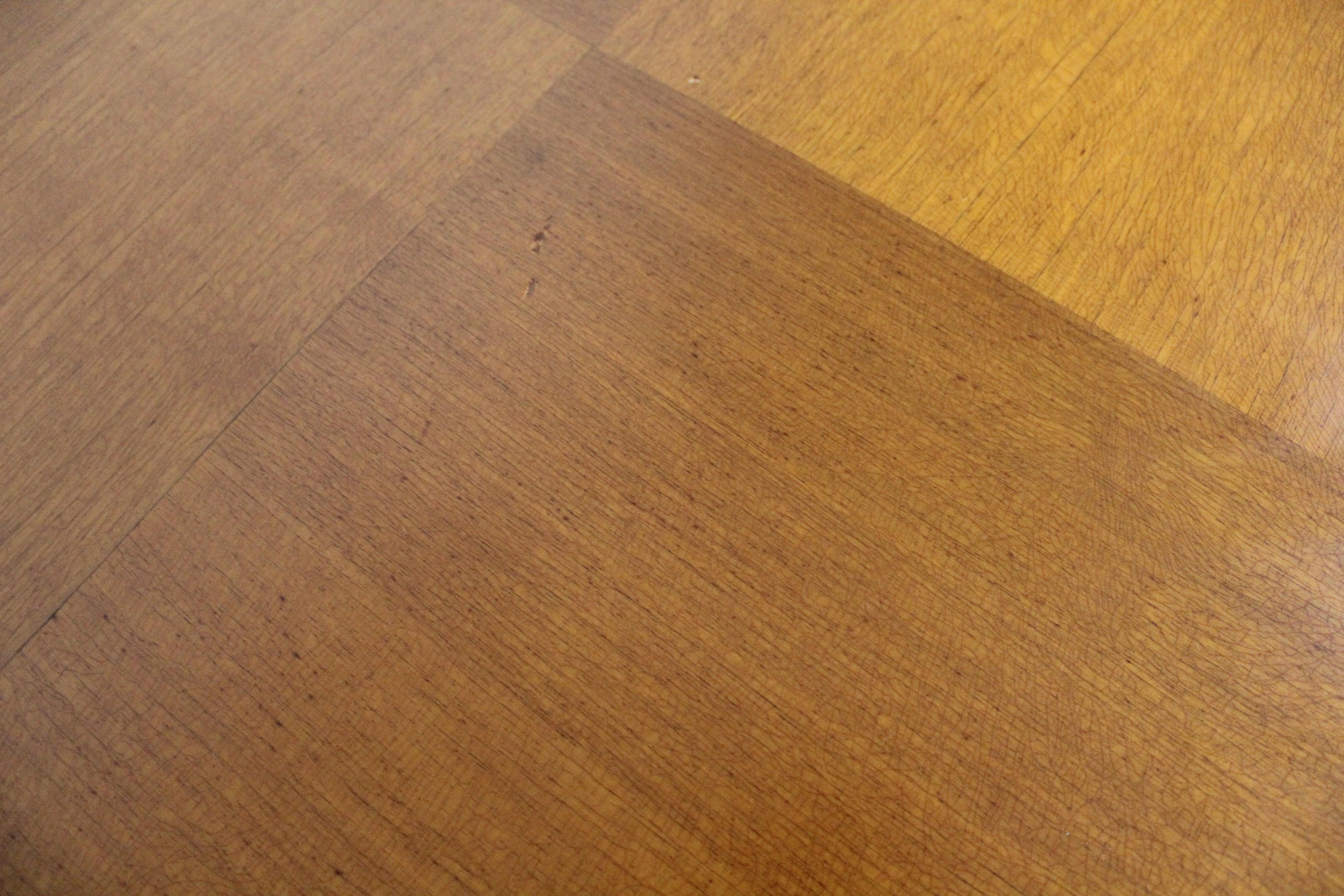 Extending Checkerboard Pattern Dining Table w/ 2 Leaves For Sale 5