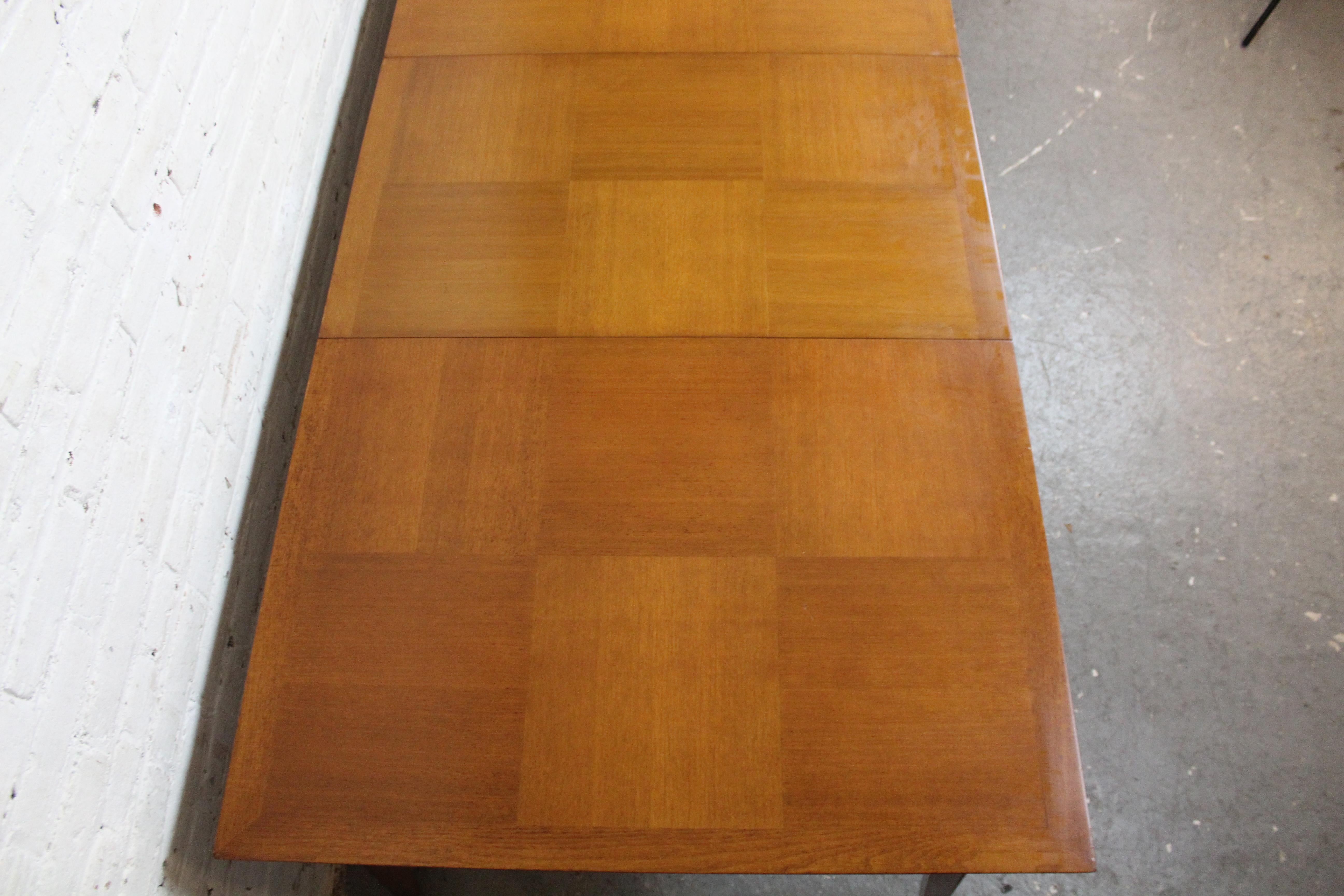 Extending Checkerboard Pattern Dining Table w/ 2 Leaves For Sale 8