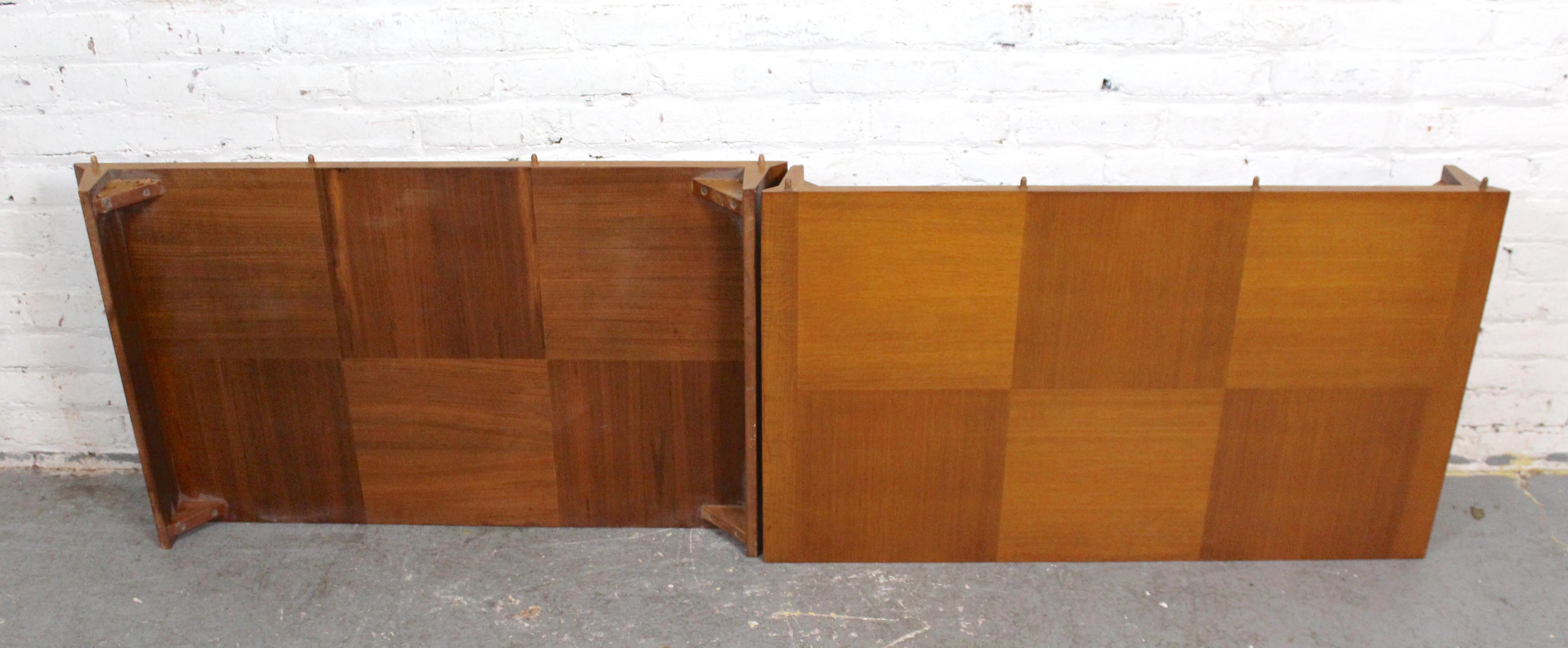 Extending Checkerboard Pattern Dining Table w/ 2 Leaves For Sale 10