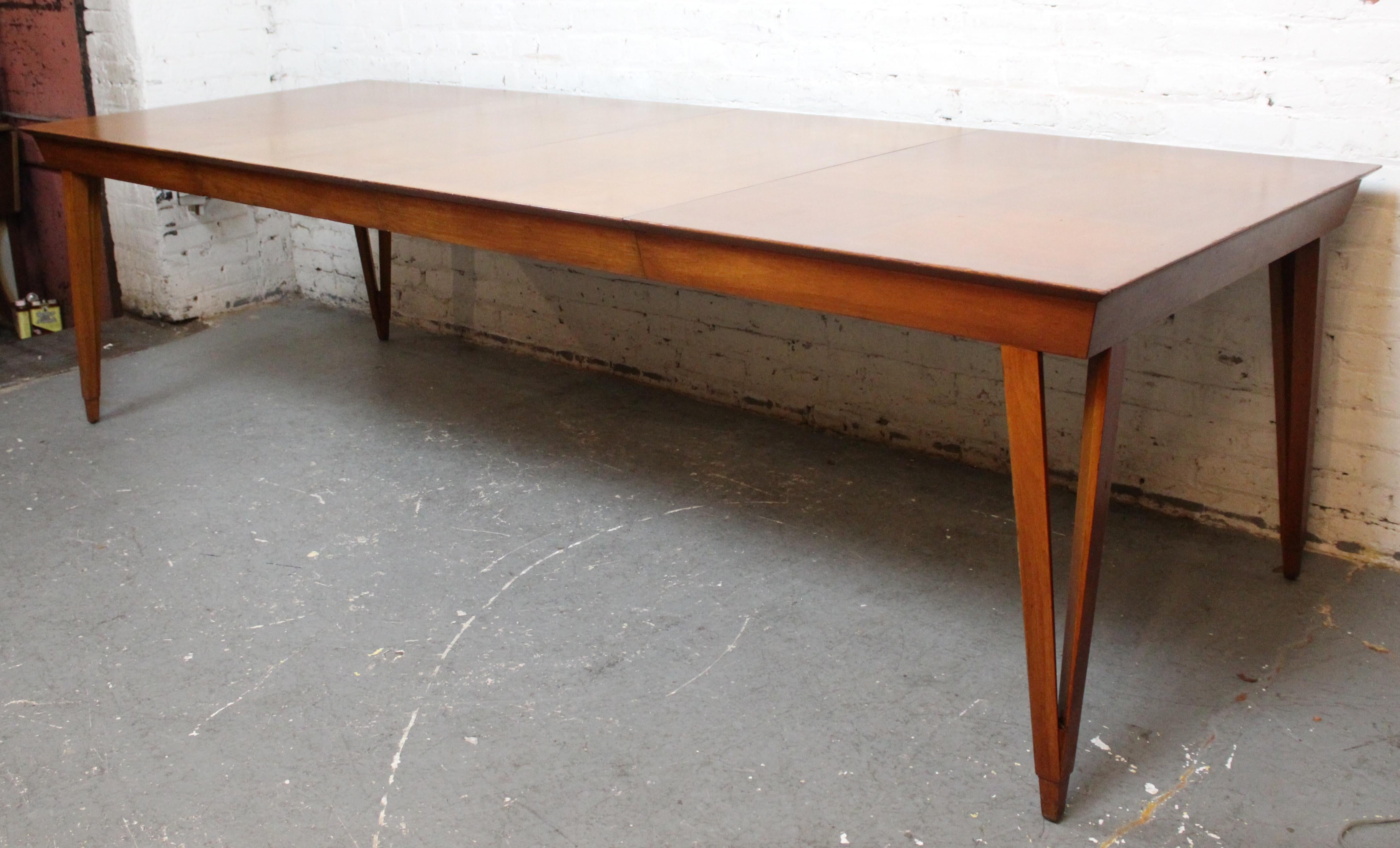 Extending Checkerboard Pattern Dining Table w/ 2 Leaves In Fair Condition For Sale In Brooklyn, NY