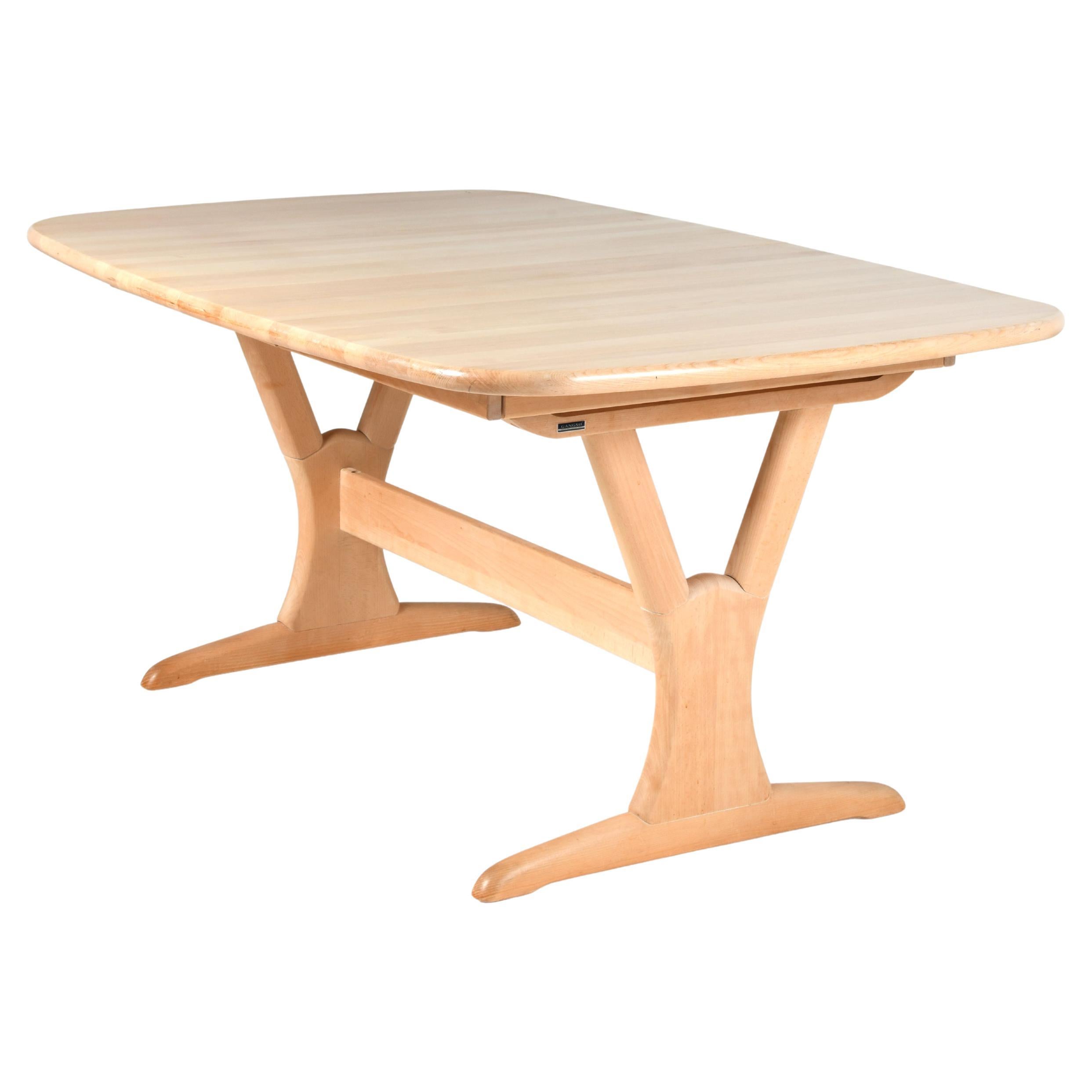 Large extendable table in solid beech by the Danish manufacturer gangso møbler at the end of the 20th century. It features an astonishingly ingenious rack and pinion system that allows one person to unfold and fold the table without forcing it (see