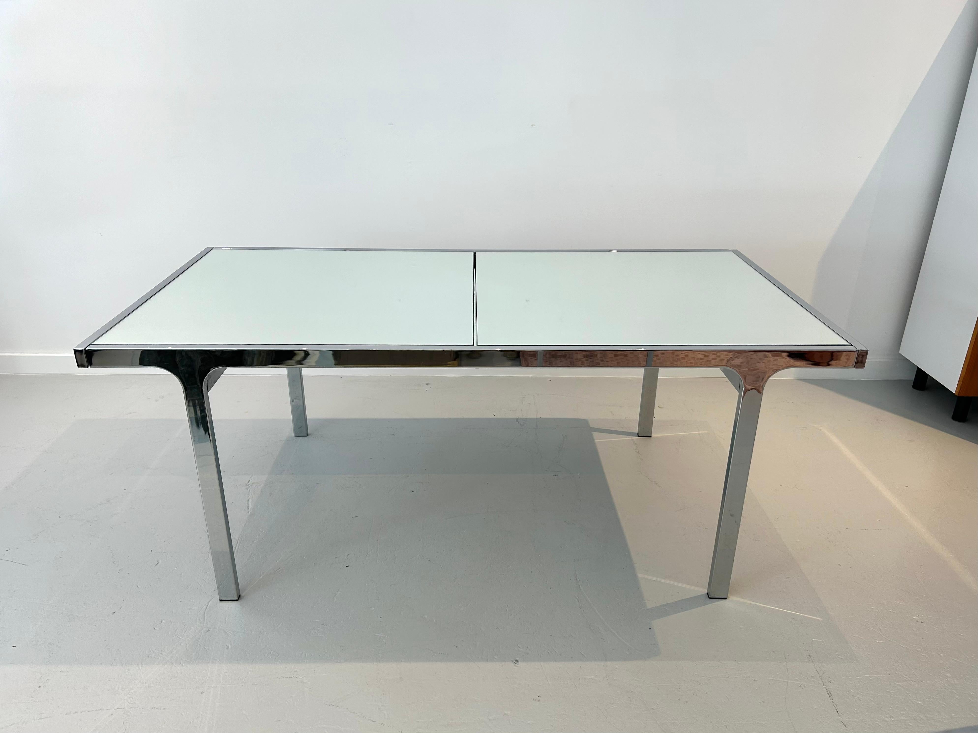 Verchromter, erweiterbarer Esstisch aus Stahl von Pierre Cardin für Dillingham Furniture Co. mit drei neuen, verspiegelten Glasplatten. Der Tisch hat eine verdeckte Platte in der Mitte, die eine Verlängerung von 20 Zoll ermöglicht. Sechs bequeme