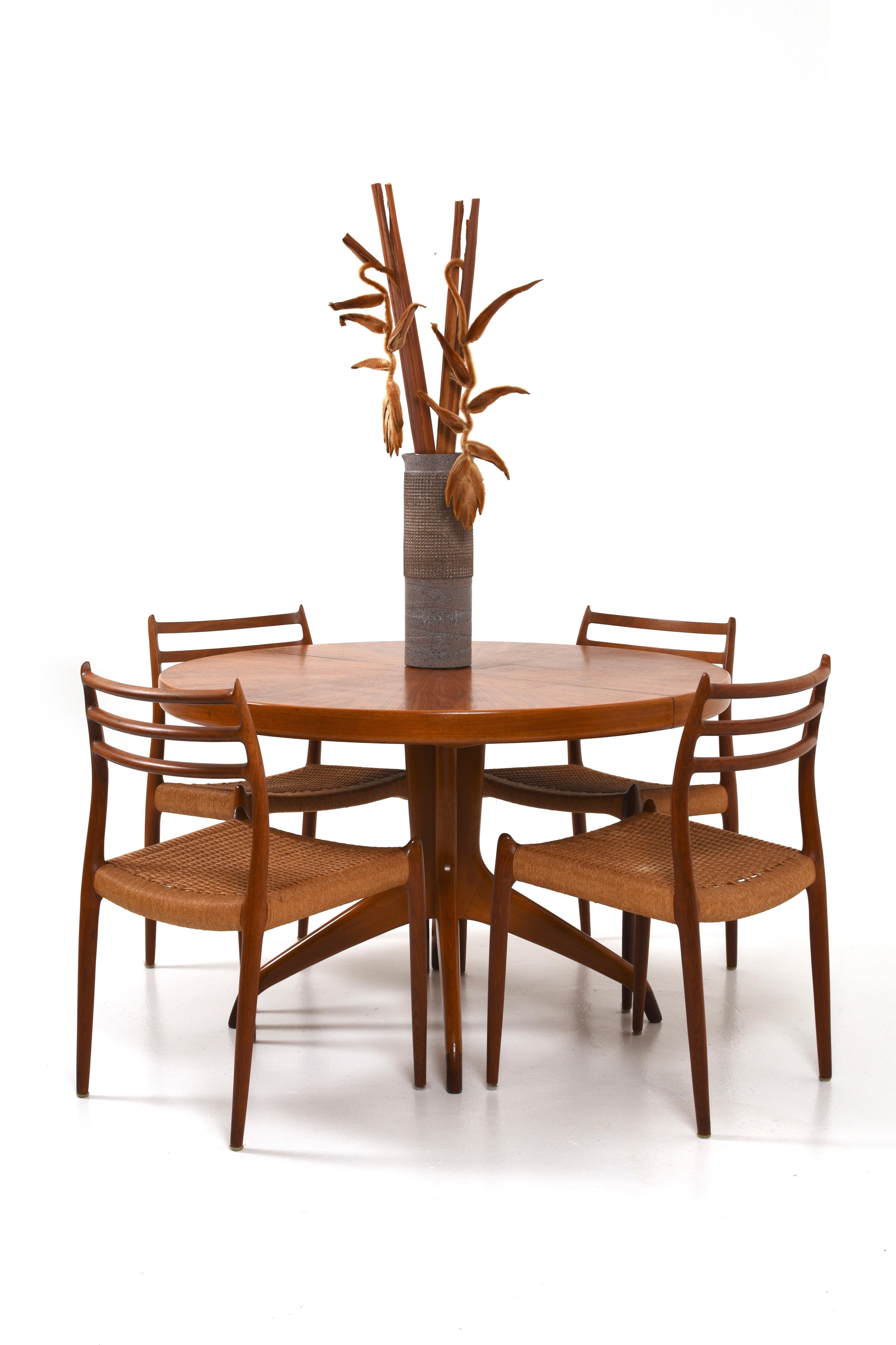 This elegant dining table from Westbergs Möbler in Tranås was manufactured in the 1950s and exudes a timeless style and high quality. The top is veneered with teak, which gives a beautiful and natural look that fits perfectly in most homes.

The