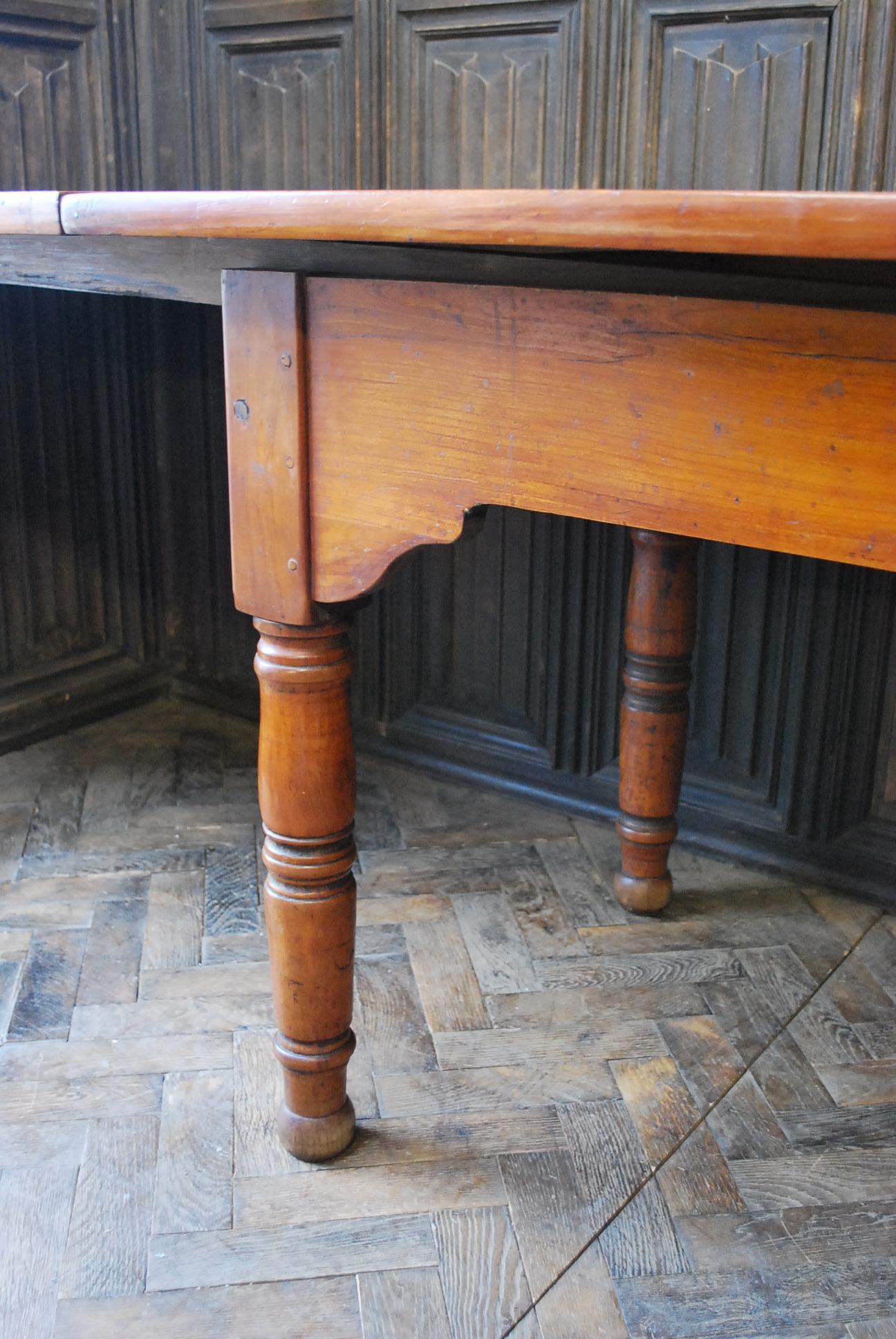  Extending  Farmhouse kitchen Table In Fair Condition For Sale In Cheltenham, GB