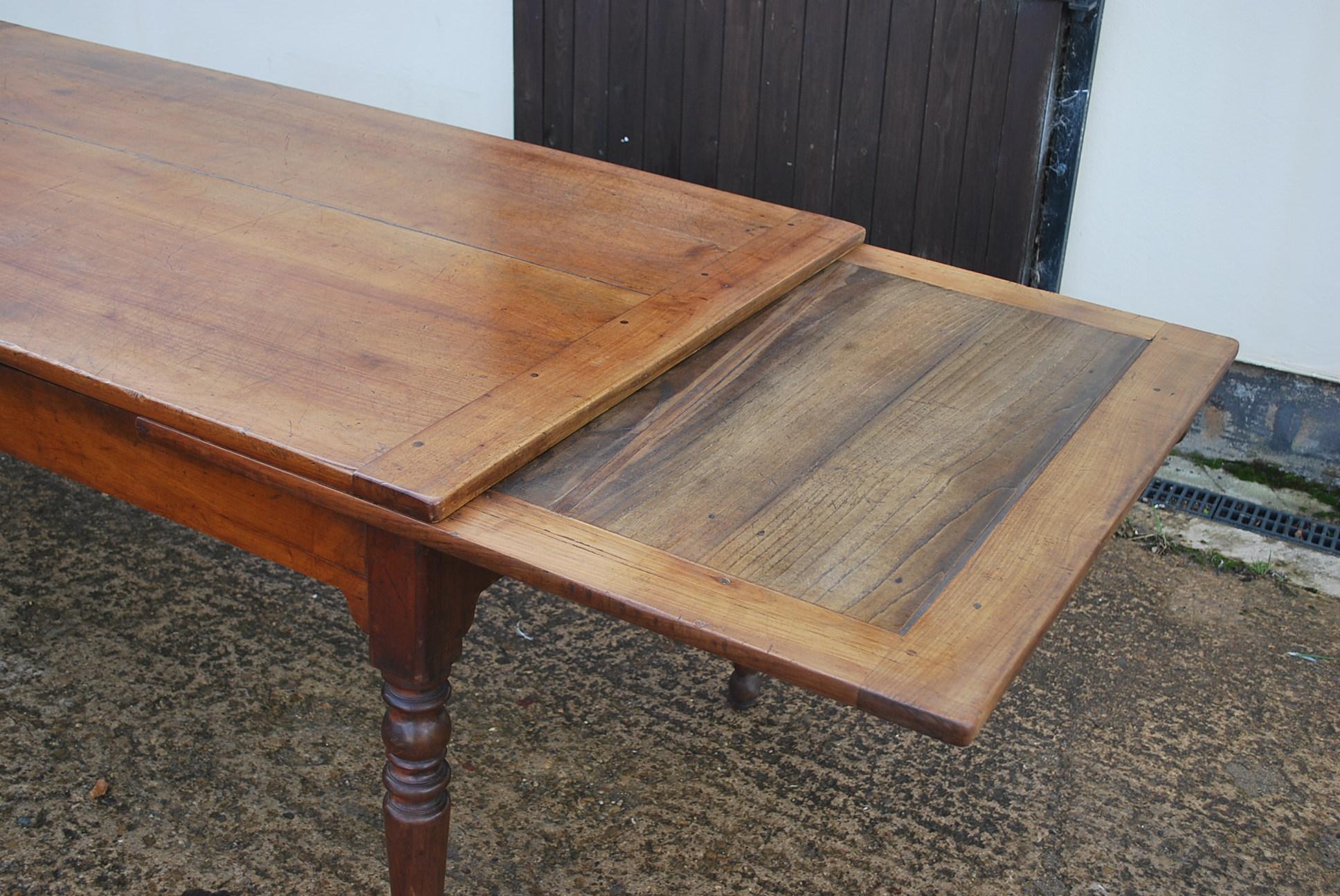 French Provincial Extending farmhouse table For Sale