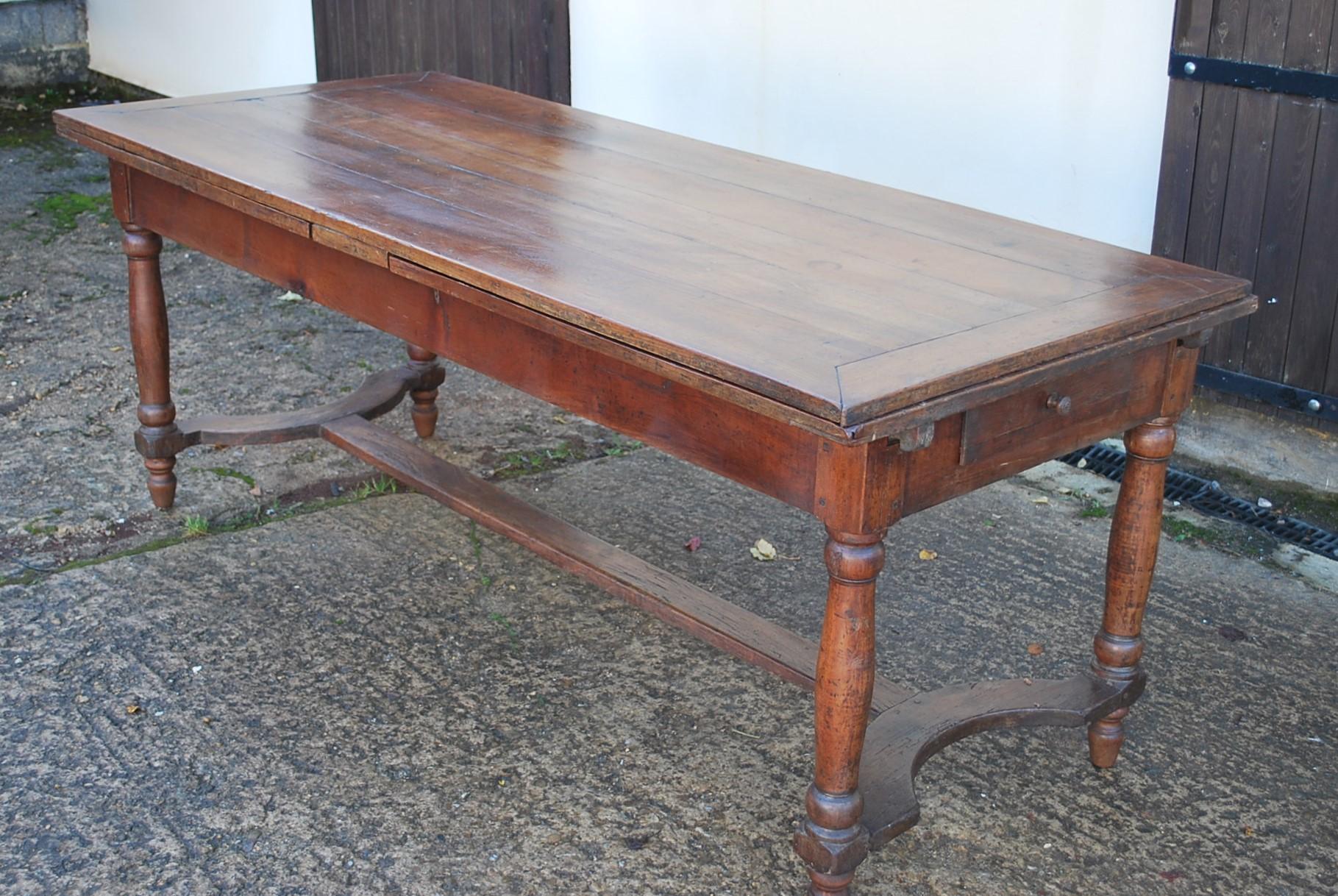 French Provincial Extending farmhouse table For Sale