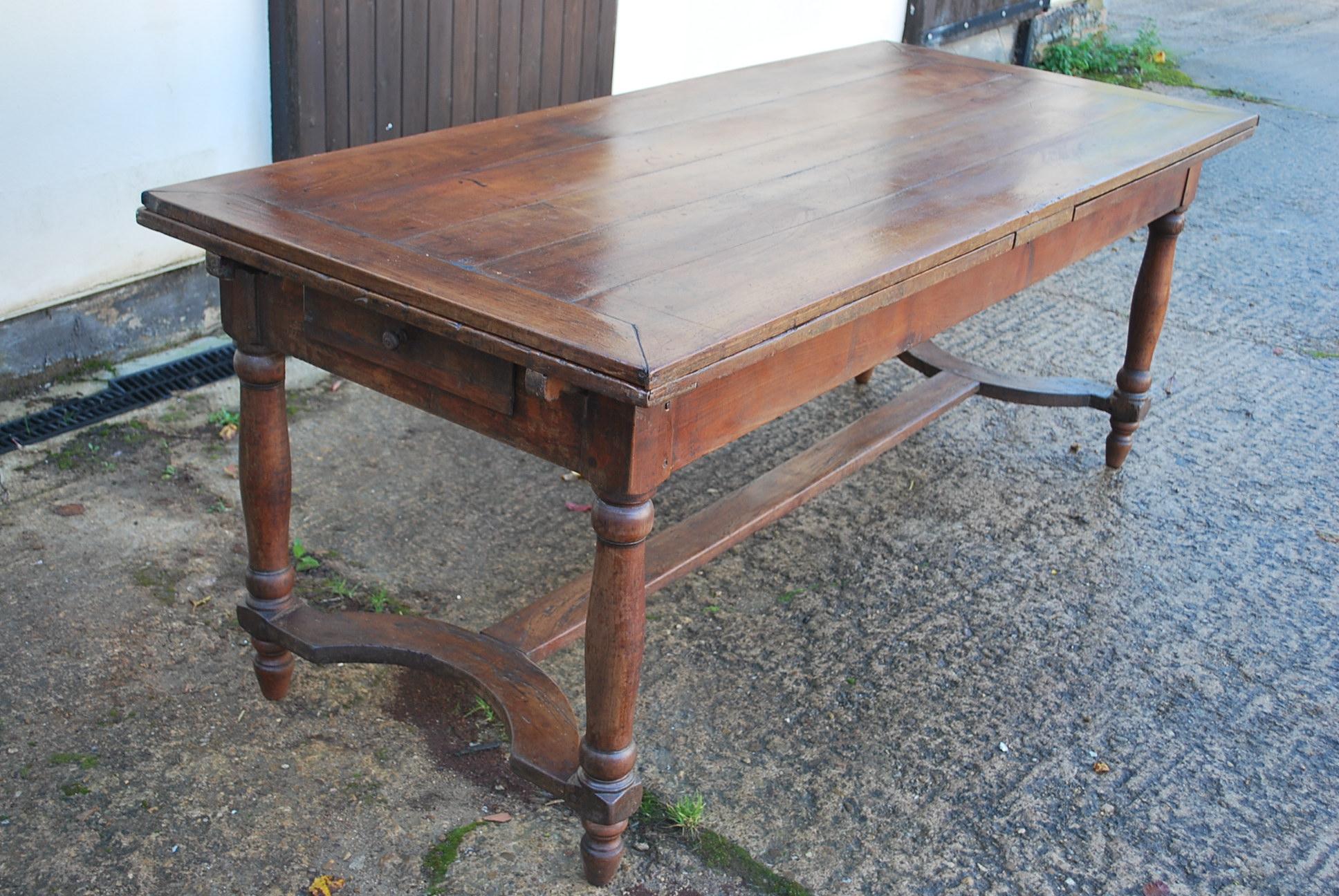 French Extending farmhouse table For Sale