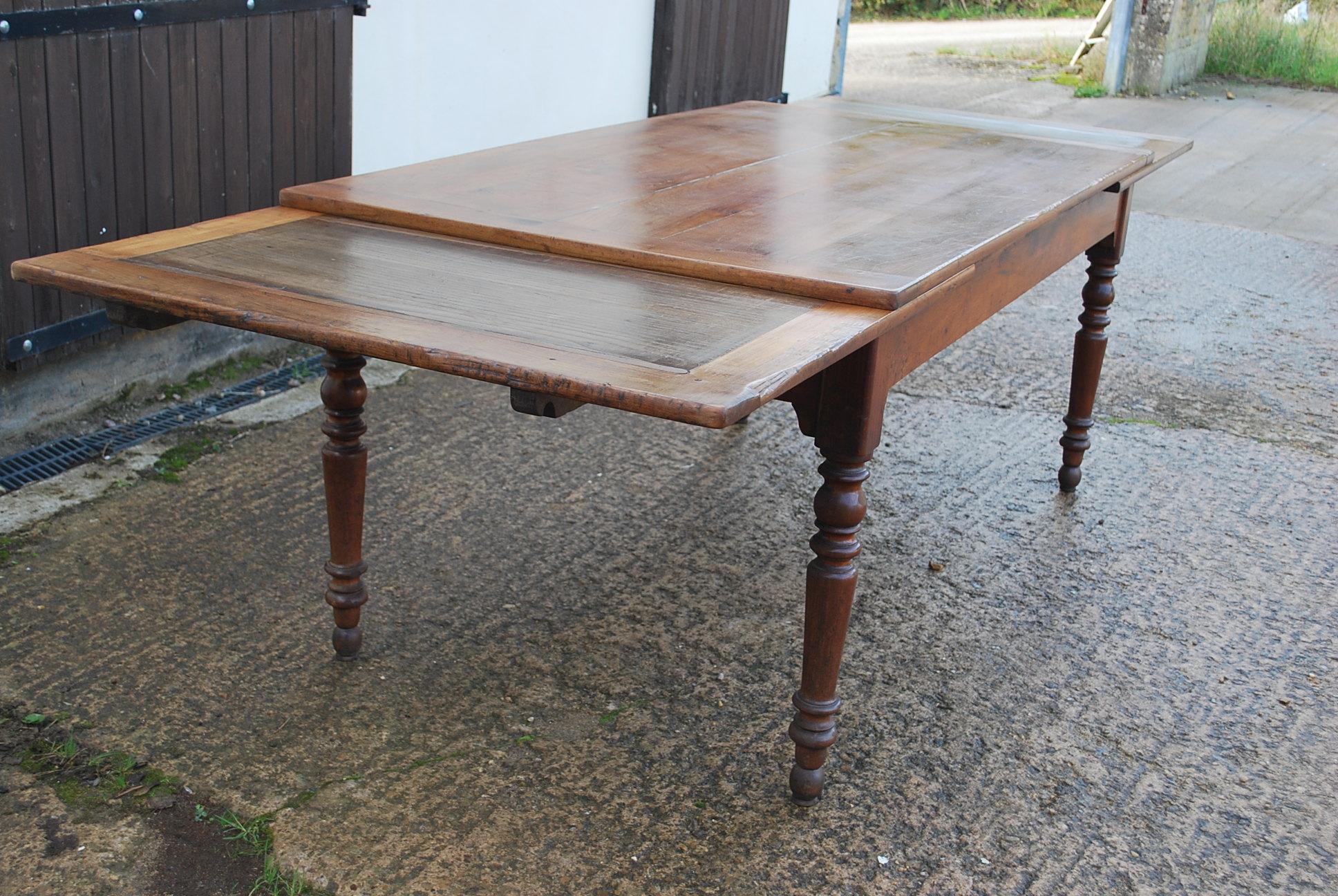Turned Extending farmhouse table For Sale