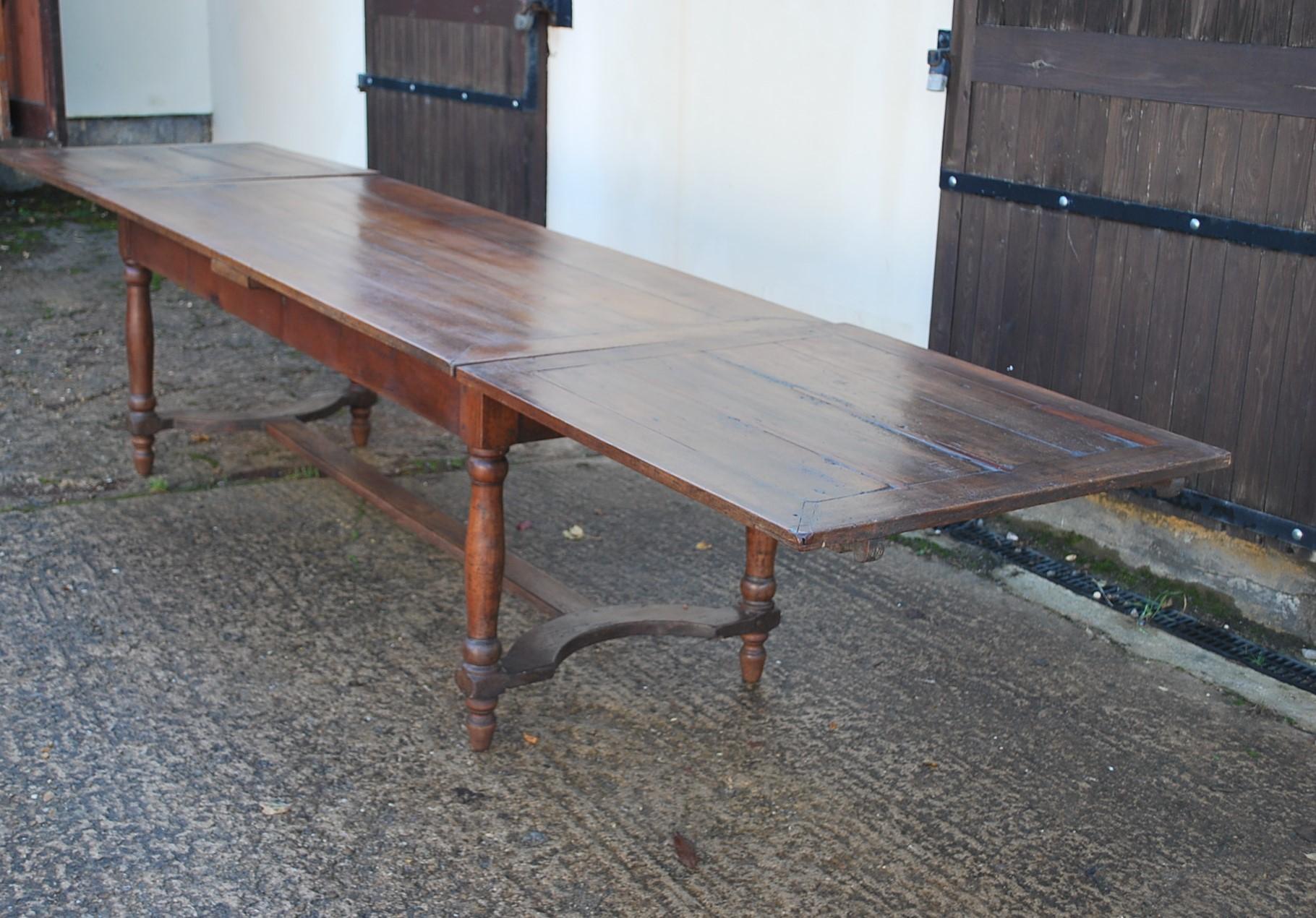 Extending farmhouse table In Fair Condition For Sale In Cheltenham, GB