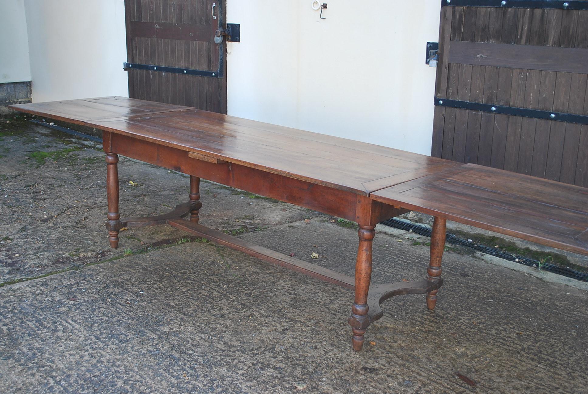18th Century and Earlier Extending farmhouse table For Sale