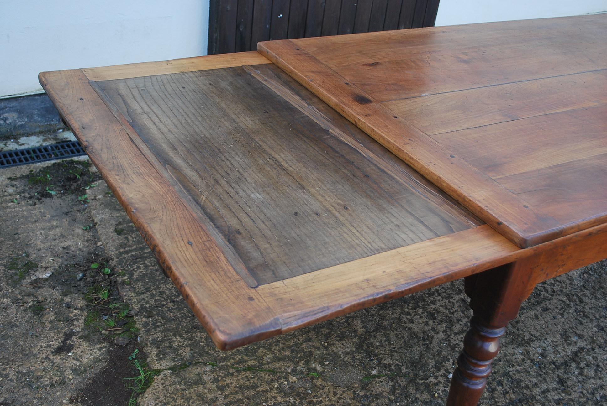 Cherry Extending farmhouse table For Sale